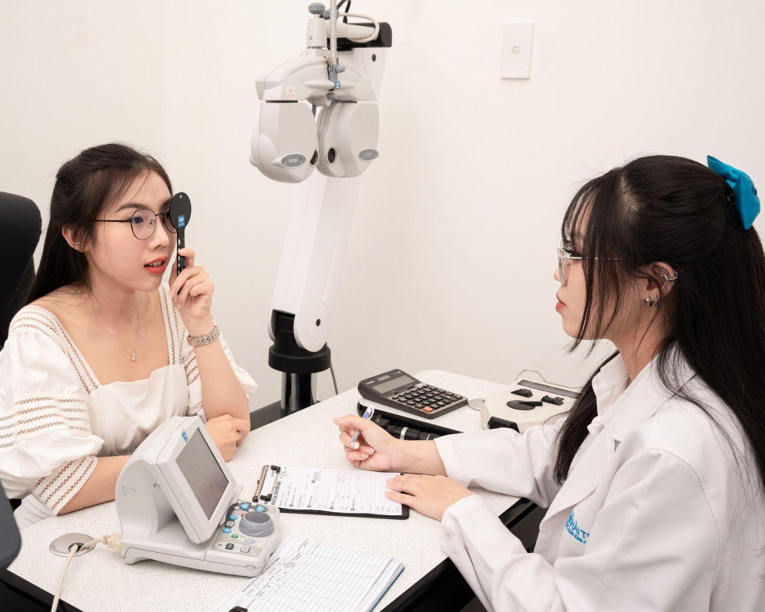 Tròng kính đổi màu tự động: Giải pháp mới cho người cận đi nắng - Ảnh 1 Tròng kính đổi màu tự động: Giải pháp mới cho người cận đi nắng - Ảnh 1