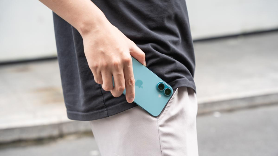 iPhone 16 vs iPhone 15 Pro: Nên lên đời không? - Ảnh 1 iPhone 16 vs iPhone 15 Pro: Nên lên đời không? - Ảnh 1