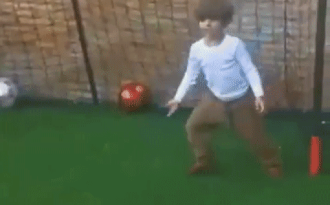 Con trai Casillas có màn thể hiện tài năng khiến Beckham và Puyol phải ngỡ ngàng