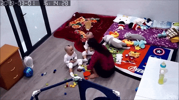 Vụ bảo mẫu U60 tát, quăng quật bé trai sinh đôi: Kỳ lạ trước thái độ của dân mạng