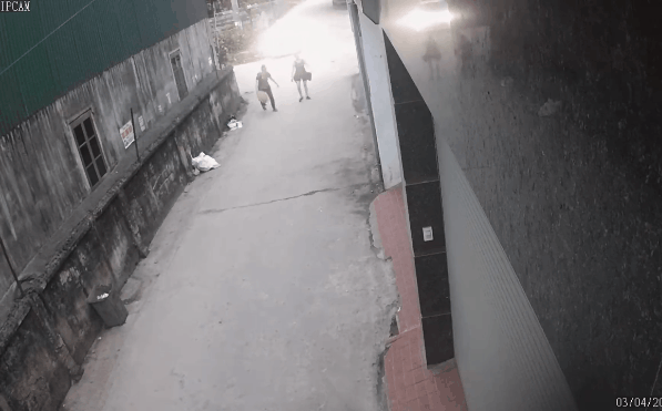 Clip: Hãi hùng chiếc taxi tăng ga lao thẳng vào người cô gái, kéo lê hàng chục mét