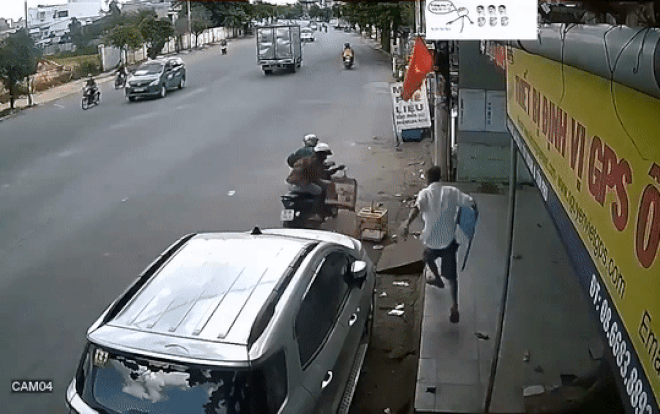 Đuổi theo kẻ trộm lồng chim, người đàn ông nhận cái kết thương tâm khi mất 'cả chì lẫn chài'