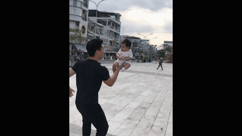 Nam nghệ sĩ Quốc Nghiệp gây tranh cãi khi diễn xiếc với con gái vừa 3 tháng tuổi