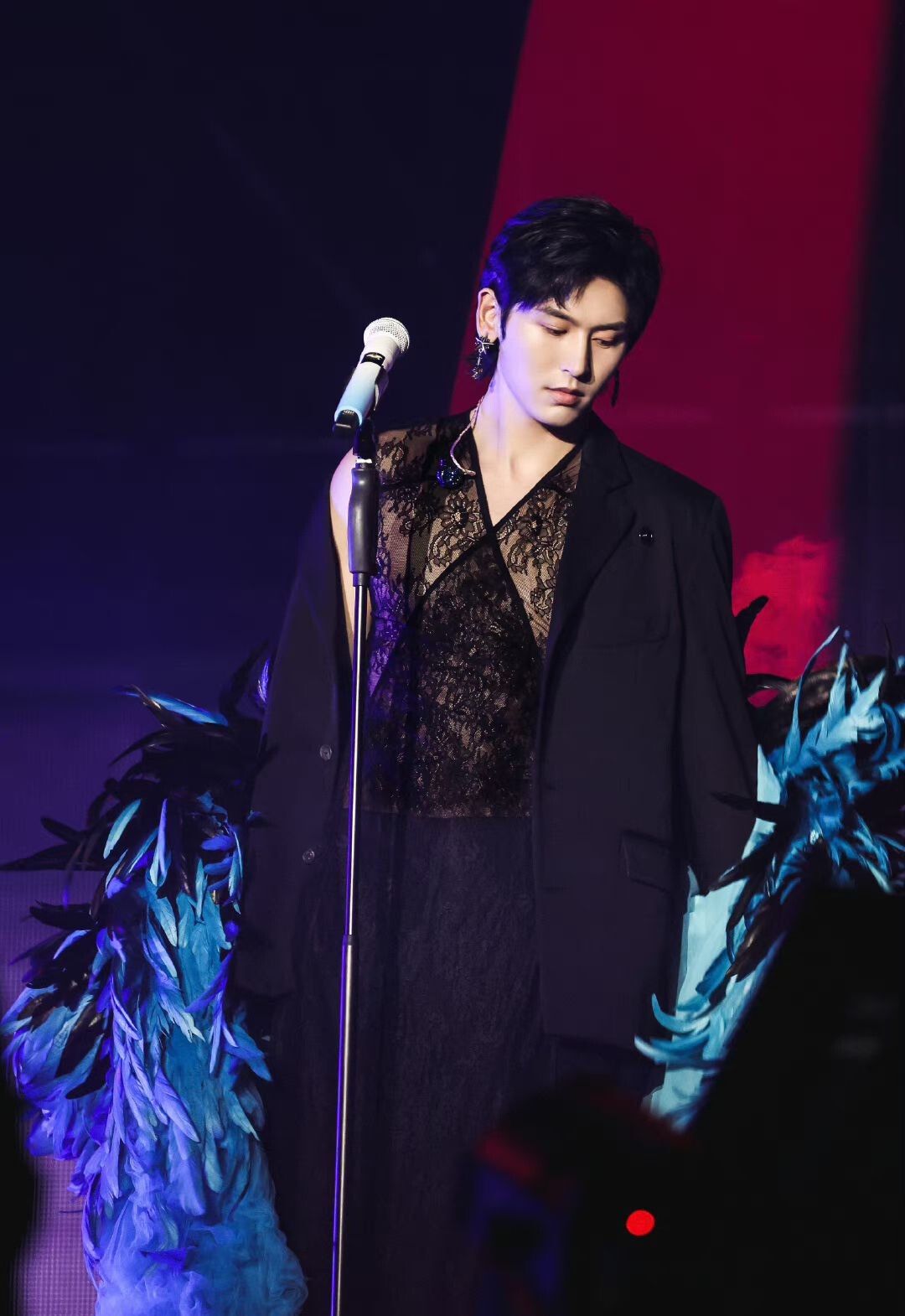 Trương Triết Hạn xuất hiện như vương tử tại concert Thái Lan. Ảnh: Weibo