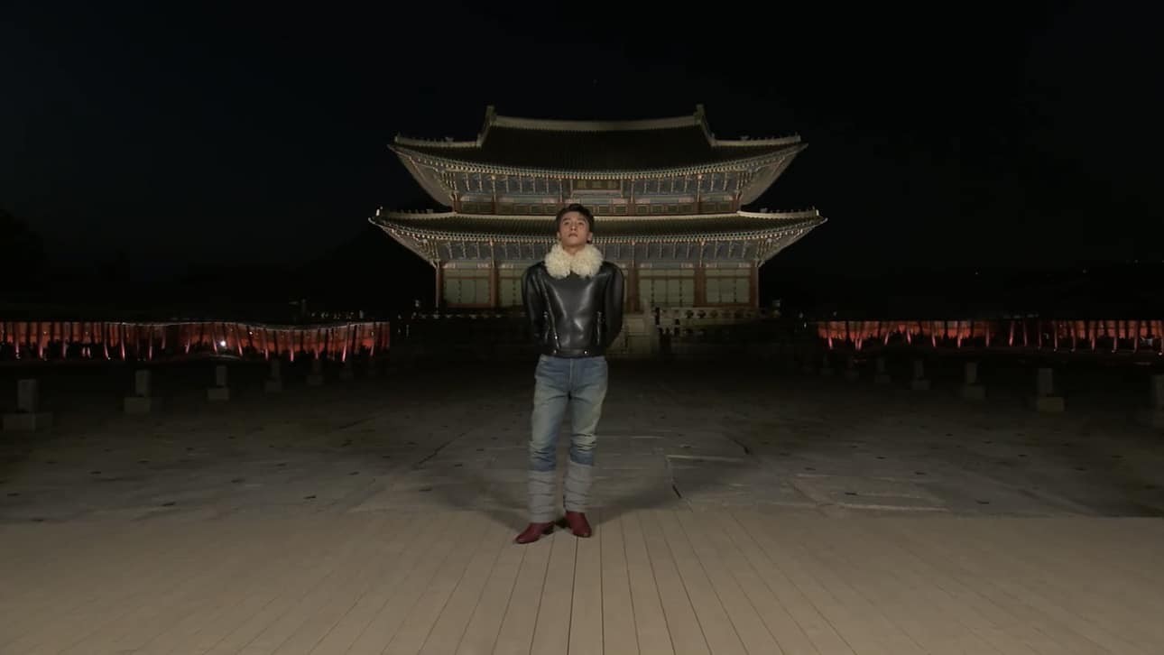 Trong những bức ảnh chụp toàn thân, Sơn Tùng bị 'dìm' khá thảm về chiều cao. 