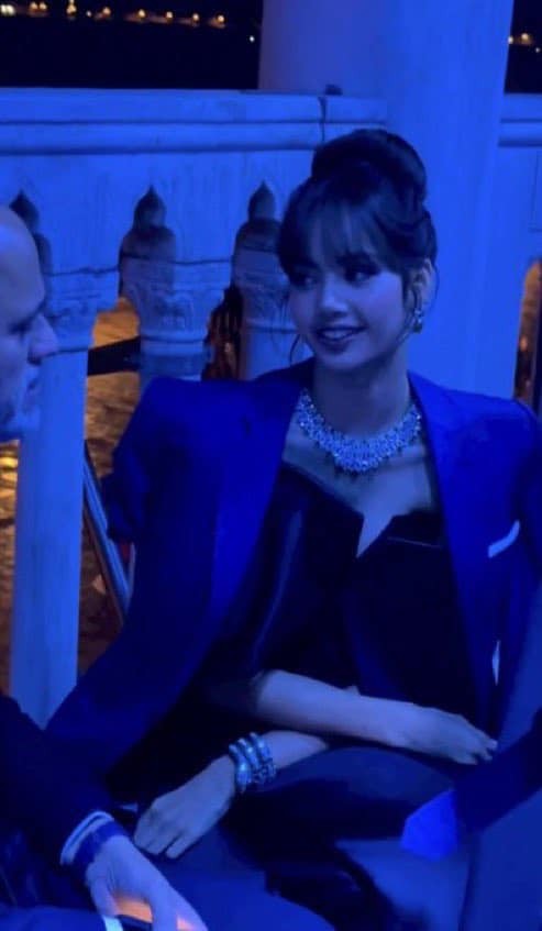 Lisa (BLACKPINK) khiến dân tình náo loạn với visual lộng lẫy như công chúa trong sự kiện ở Ý - Ảnh 3