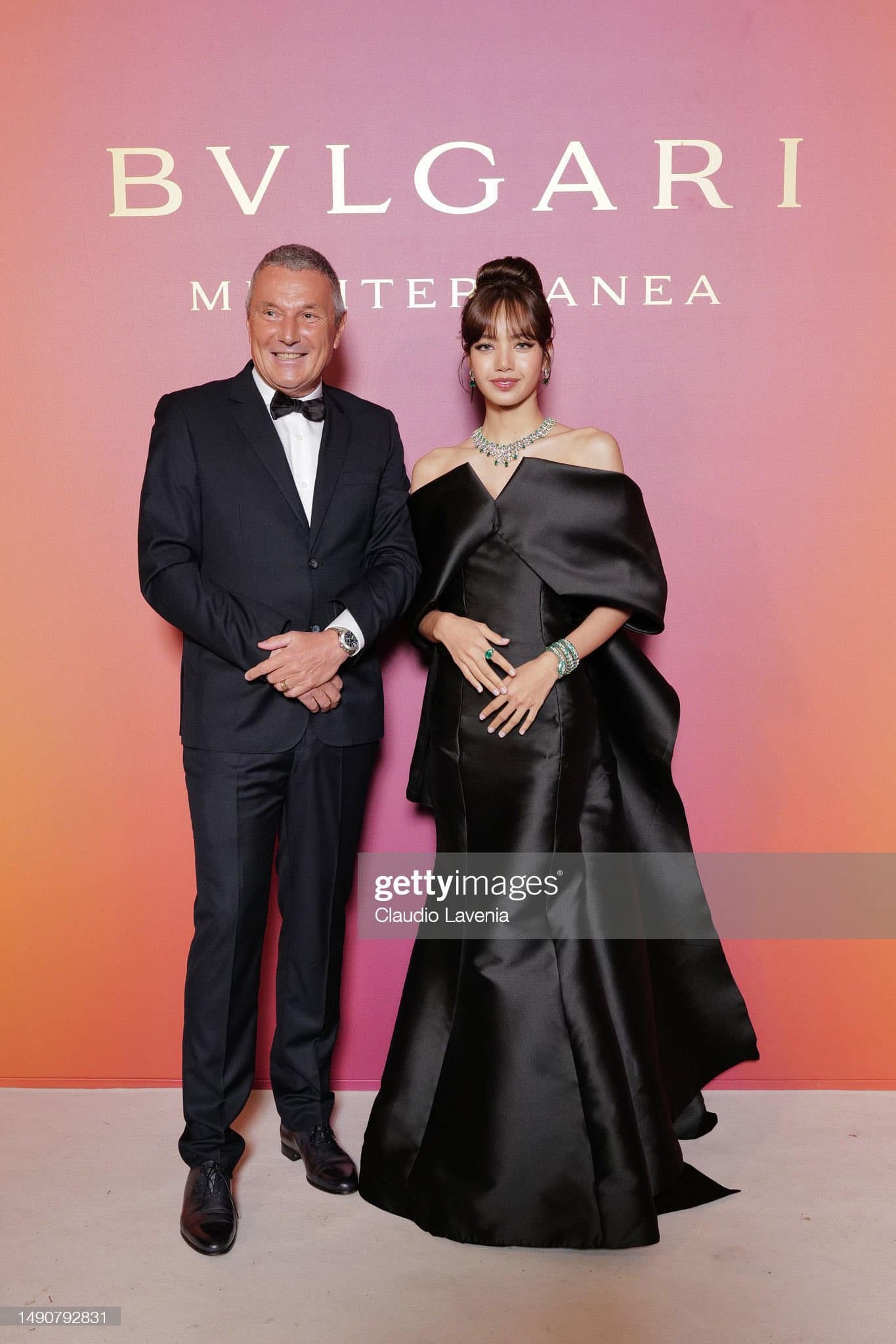 Nàng đại sứ chụp ảnh cùng đại diện nhà mốt BVLGARI