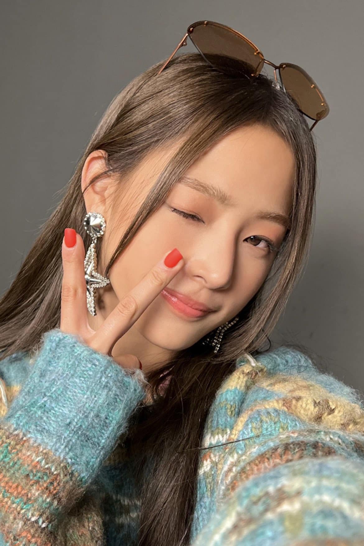 Hai vị trí thứ 4 và 5 lần lượt thuộc về hai nữ idol gen 4 Minji (NewJeans) với 2.712.999 điểm (giảm 19.67% so với tháng 4)