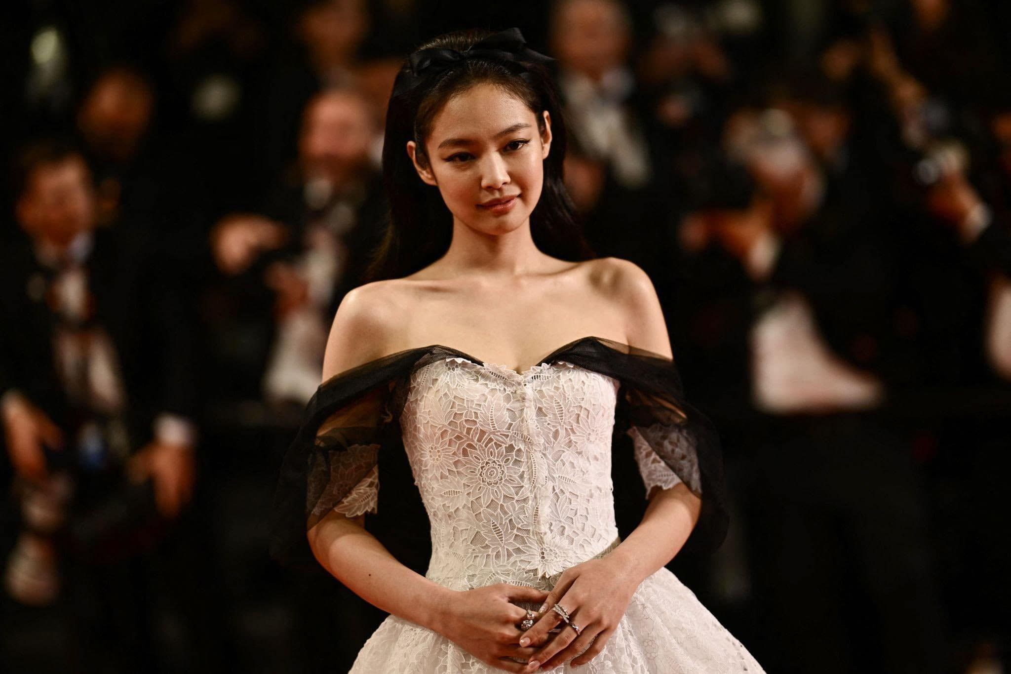 'Tiểu công chúa' Jennie tại Cannes: Xinh đẹp lộng lẫy lấn át dàn sao Hollywood - Ảnh 1