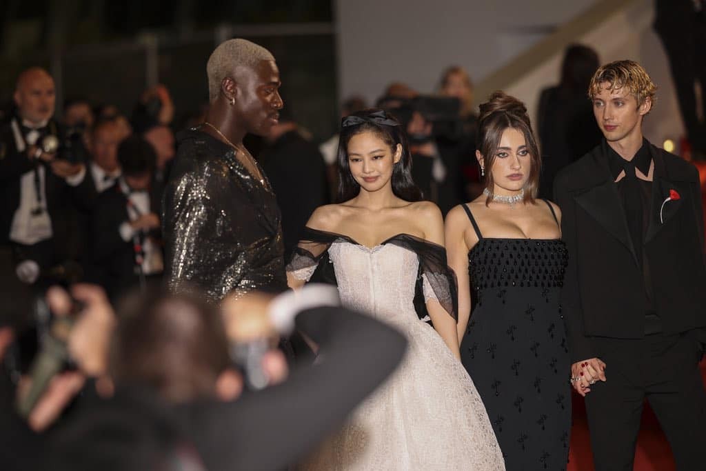 Jennie nổi bần bật trên thảm đỏ, 'chặt đẹp' dàn sao hollywood kế bên. Ảnh: Getty Images