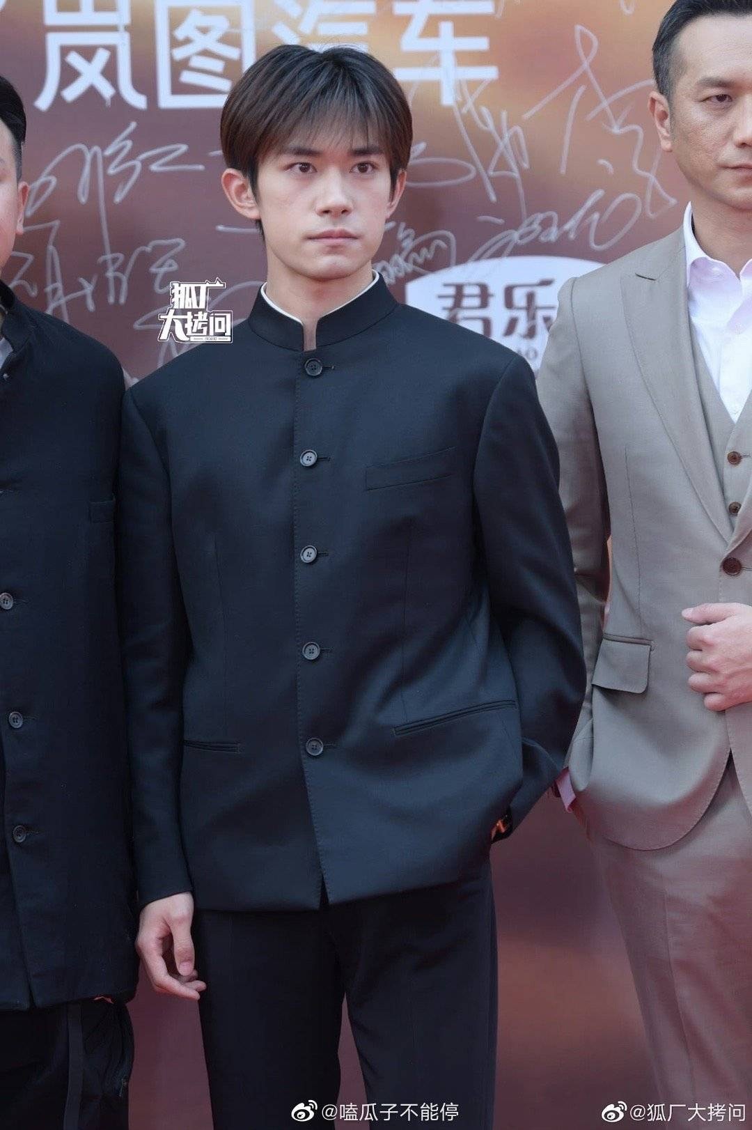 Trong khi đó, mỹ nam sinh năm 2000 Dịch Dương Thiên Tỉ gây tranh cãi vì ngoại hình có phần xuống sắc, già trước tuổi, khác xa hình ảnh long lanh thường thấy. Trước đó, em út TFBOYS cũng từng trở thành chủ đề bàn tán vì ảnh lộ khuyết điểm khi không có photoshop trợ giúp.