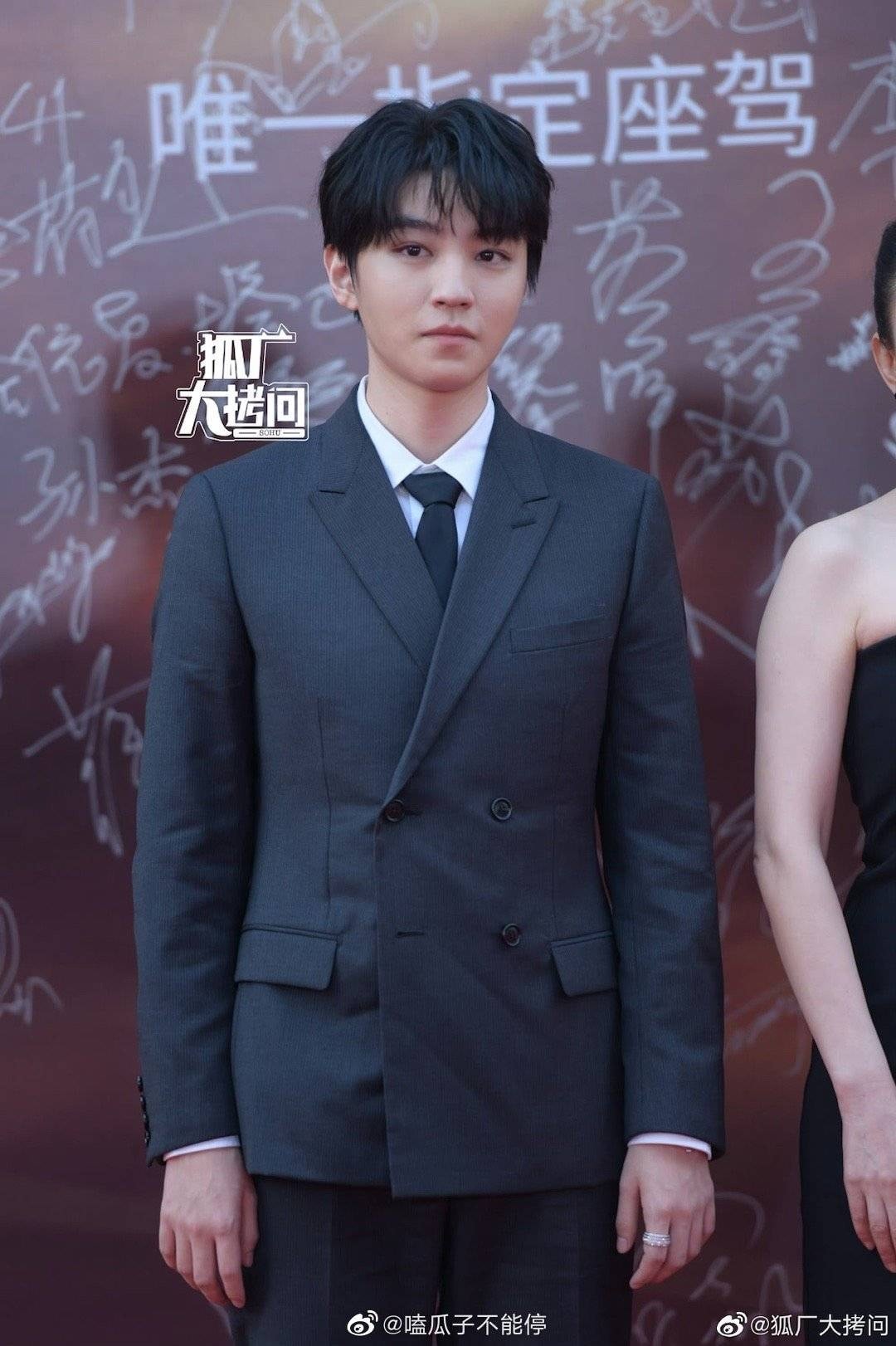 Thành viên cùng nhóm TFBOYS Vương Tuấn Khải lại được khen ngợi vì vẻ ngoài baby, trẻ trung