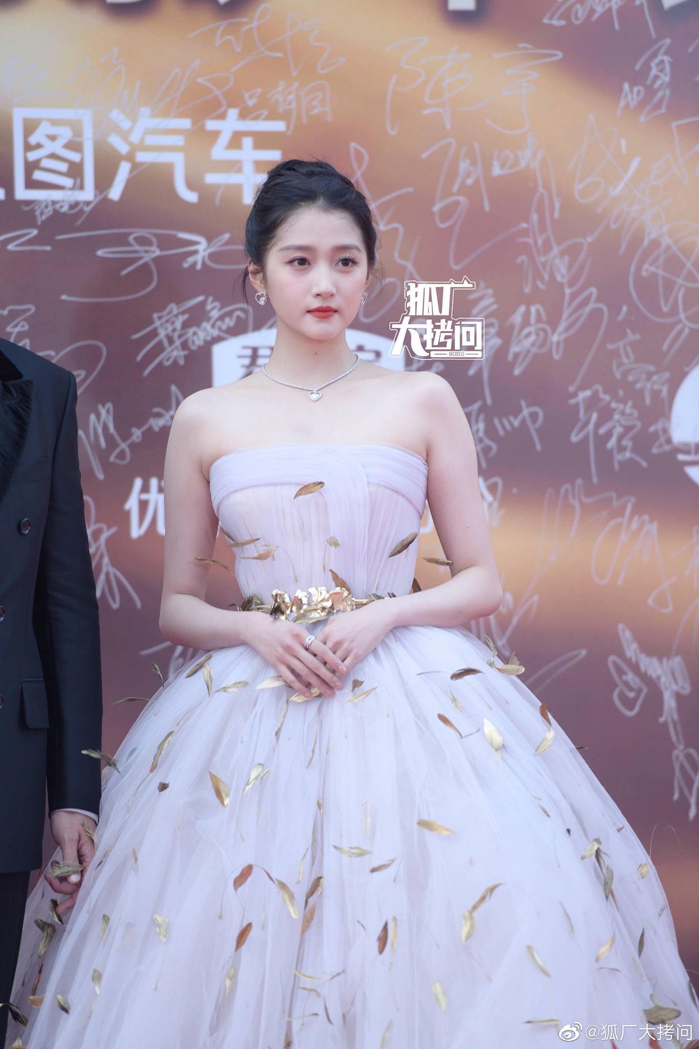 Bạn gái Luhan - Quan Hiểu Đồng khoe làn da trắng sứ không tì vết nhận được cơn mưa lời khen từ cư dân mạng