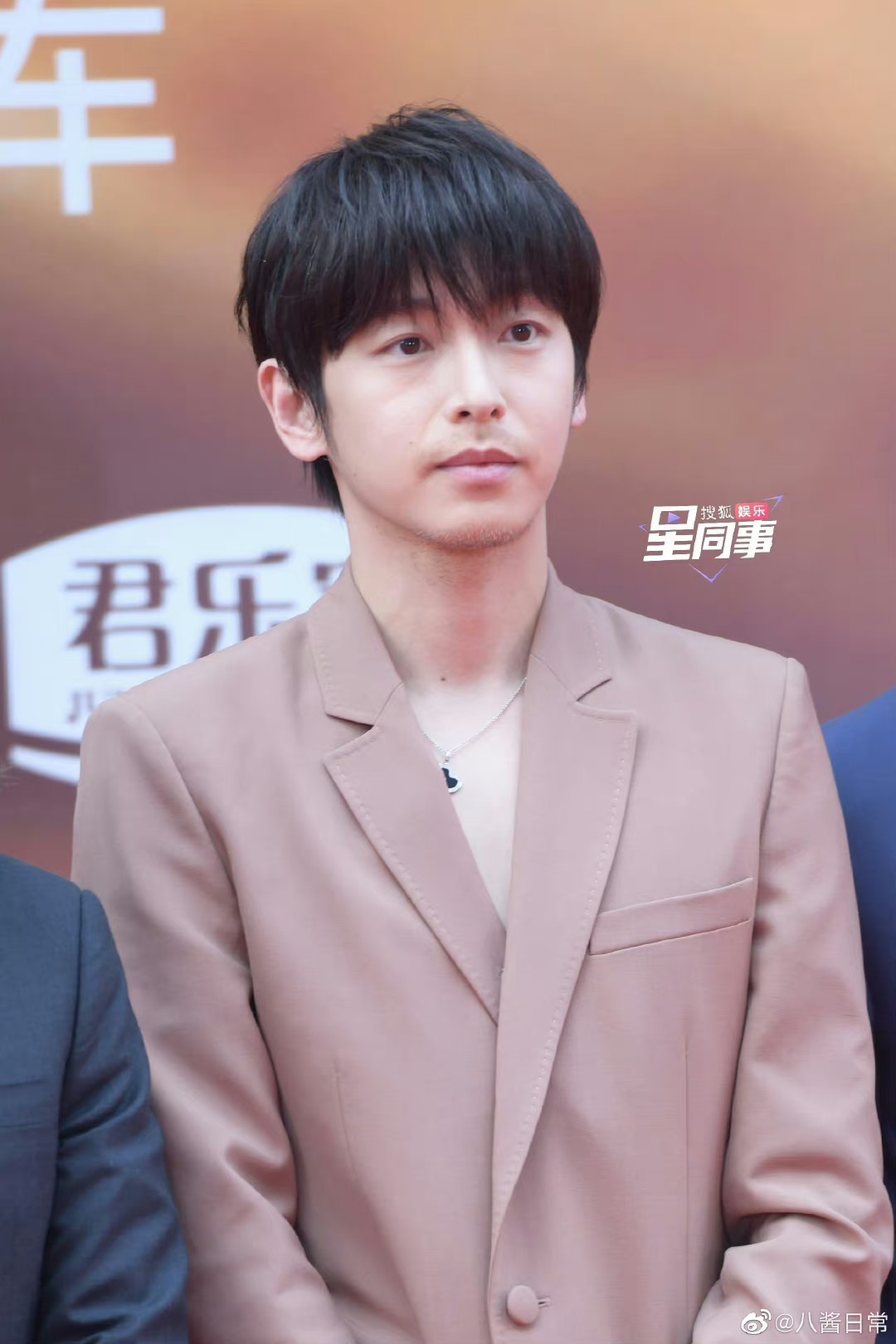 Bành Dục Sướng khiến dân tình không nhận ra với vẻ ngoài tiều tụy. Nhiều người dự đoán anh chàng đang thay đổi hình tượng để gia nhập đoàn làm phim mới