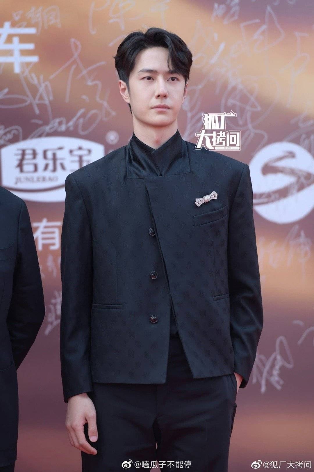 Vương Nhất Bác điển trai tại sự kiện, nam đỉnh lưu đình đám hơi lộ vẻ nhợt nhạt khi không có sự trợ giúp của phần mềm chỉnh sửa. Dù vậy, anh chàng vẫn nhận được nhiều lời khen ngợi từ cư dân mạng