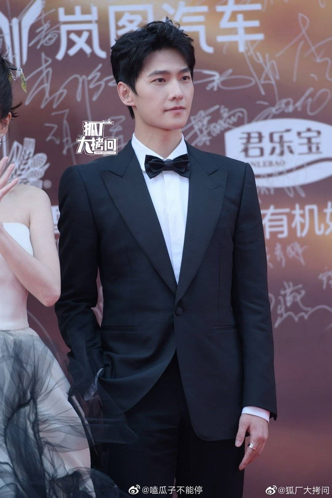 Dương Dương vẫn giữ nguyên phong độ nam thần bước ra từ ngôn tình với ngoại hình và thần thái xuất sắc