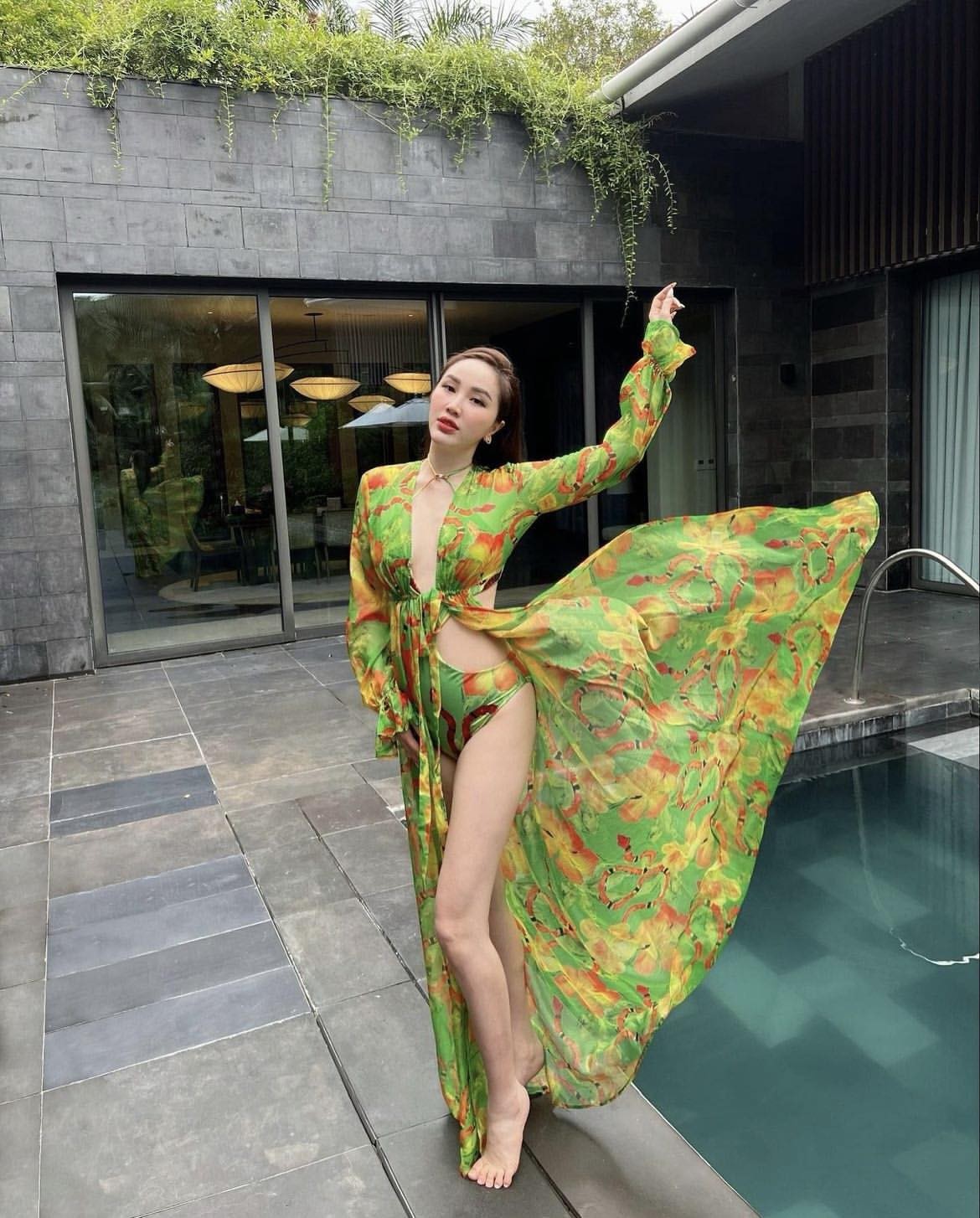 Mọi khoảnh khắc nữ ca sĩ khoe dáng với bikini đều nhận được cơn mưa lời khen từ cư dân mạng