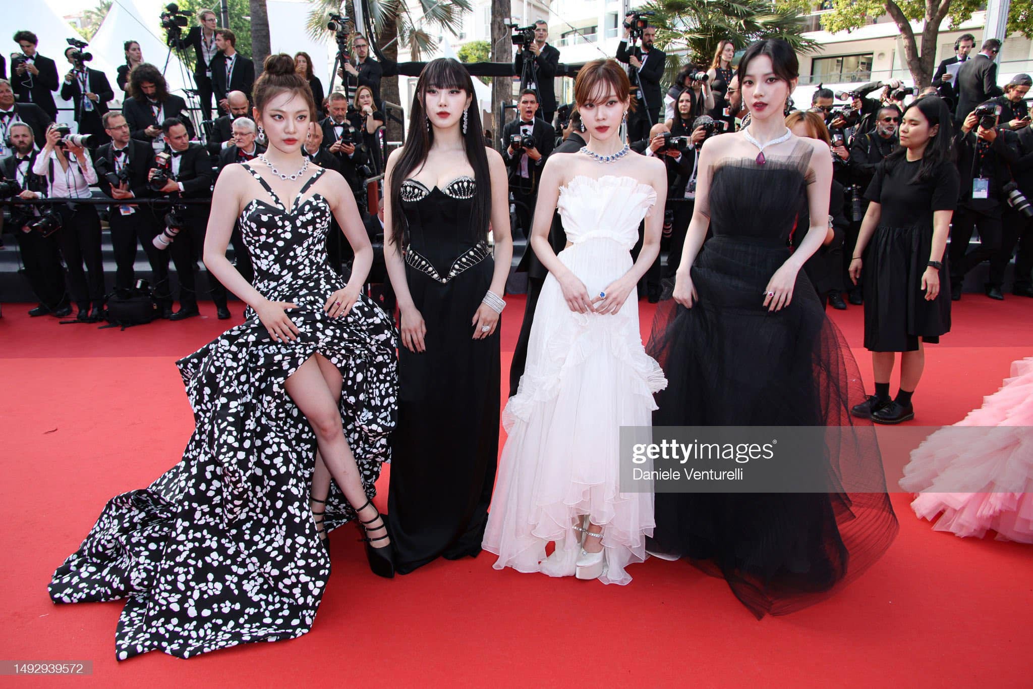 aespa khoe visual 10 phân vẹn 10 tại Cannes: Karina xinh đẹp vẫn lép vế bởi mỹ nhân người Nhật - Ảnh 1