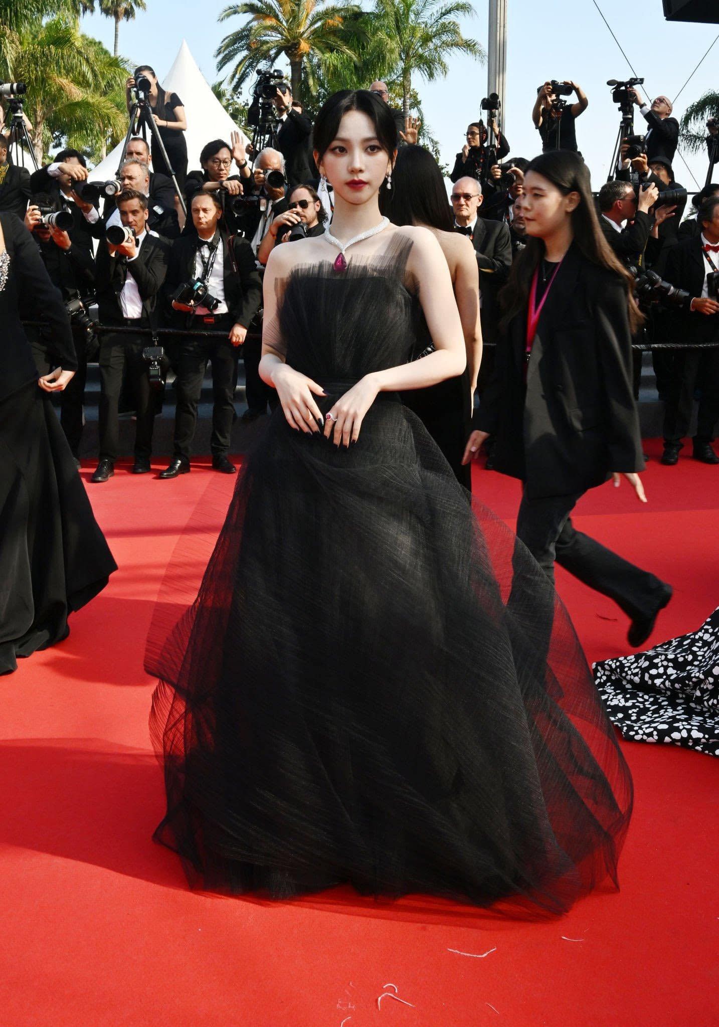 aespa khoe visual 10 phân vẹn 10 tại Cannes: Karina xinh đẹp vẫn lép vế bởi mỹ nhân người Nhật - Ảnh 3