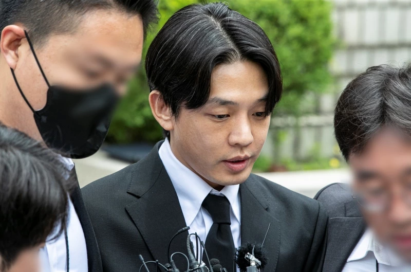 Loạt hình ảnh tiều tụy, tóc bạc trắng của Yoo Ah In trong ảnh chụp của phóng viên Loạt hình ảnh tiều tụy, tóc bạc trắng của Yoo Ah In trong ảnh chụp của phóng viên