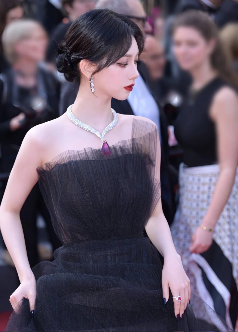 Cận cảnh chiếc vòng cổ đẳng cấp trị giá hơn 28 tỷ Karina (aespa) đeo tại Cannes - Ảnh 1