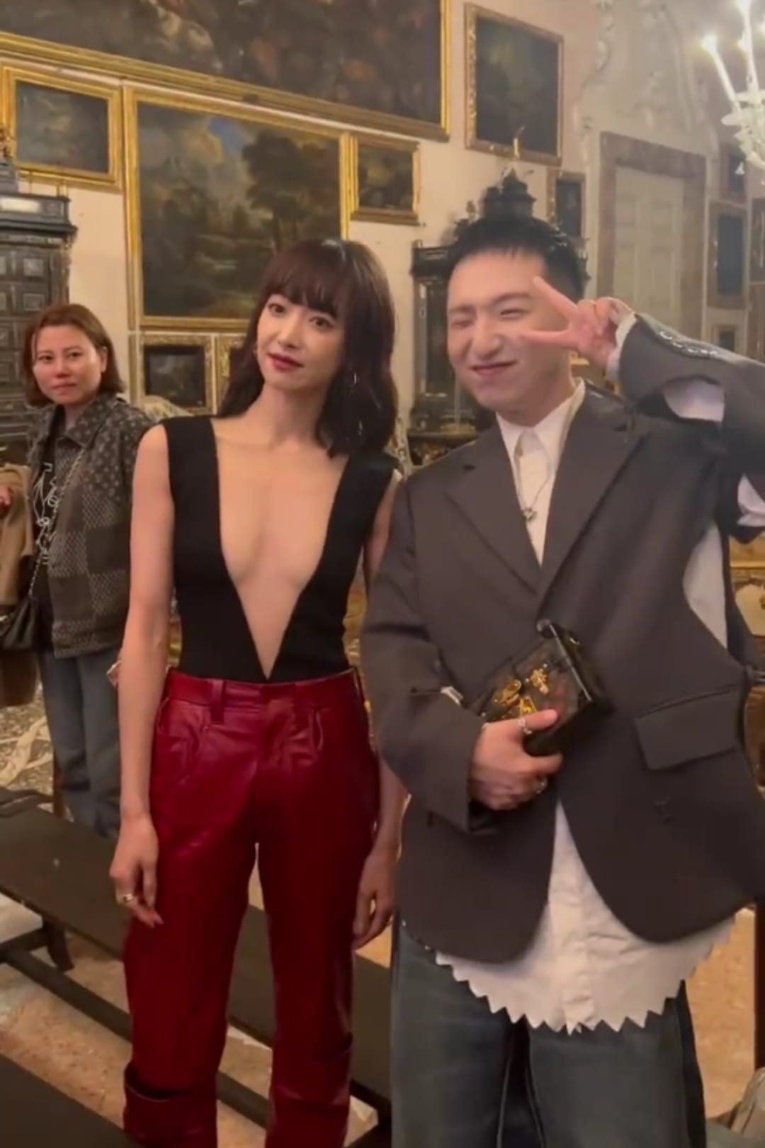 Một số hình ảnh khác của cựu thành viên f(x) tại show LV vừa qua.