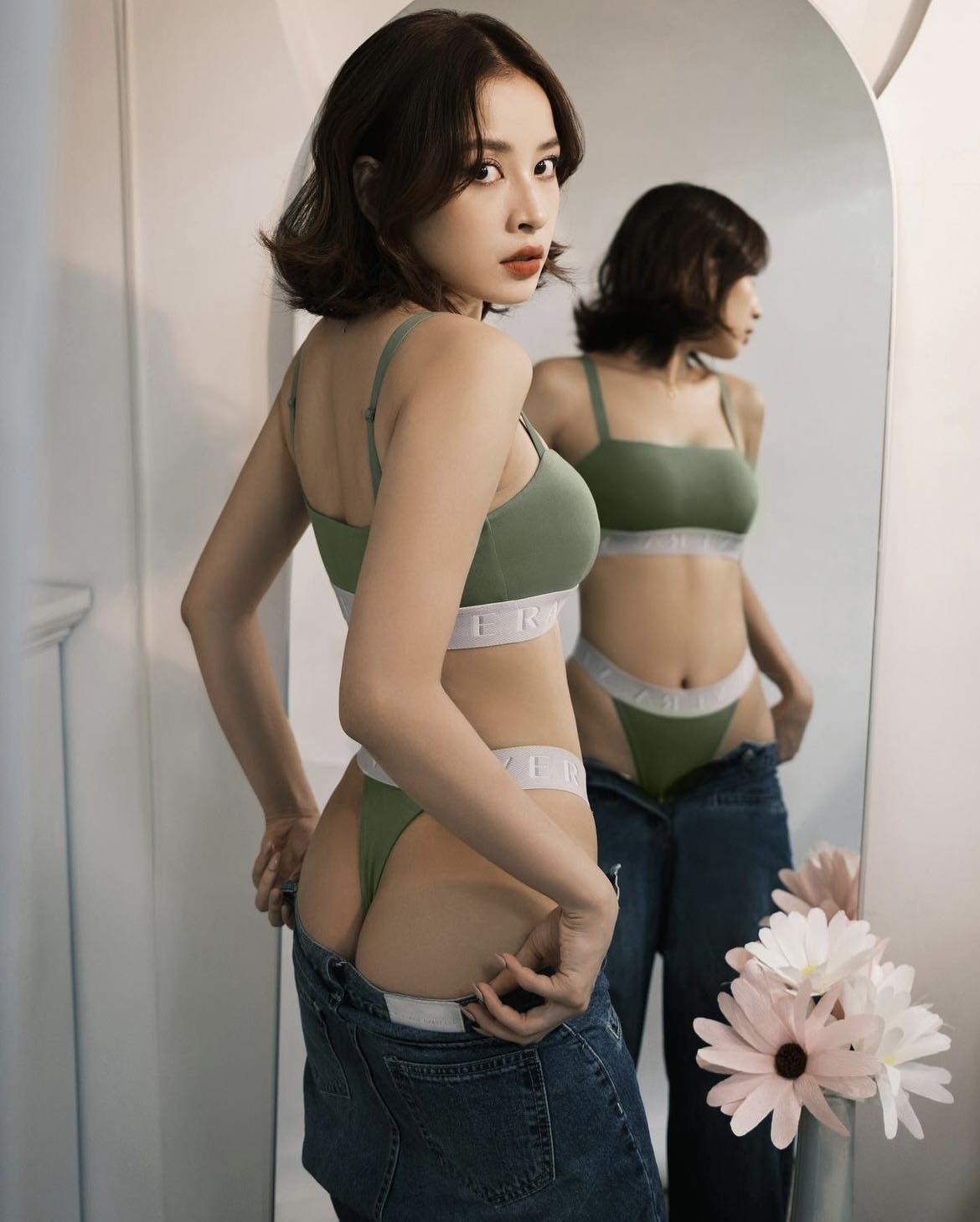 ‘Ngộp thở’ với phong cách thời trang táo bạo của Chi Pu - Ảnh 5