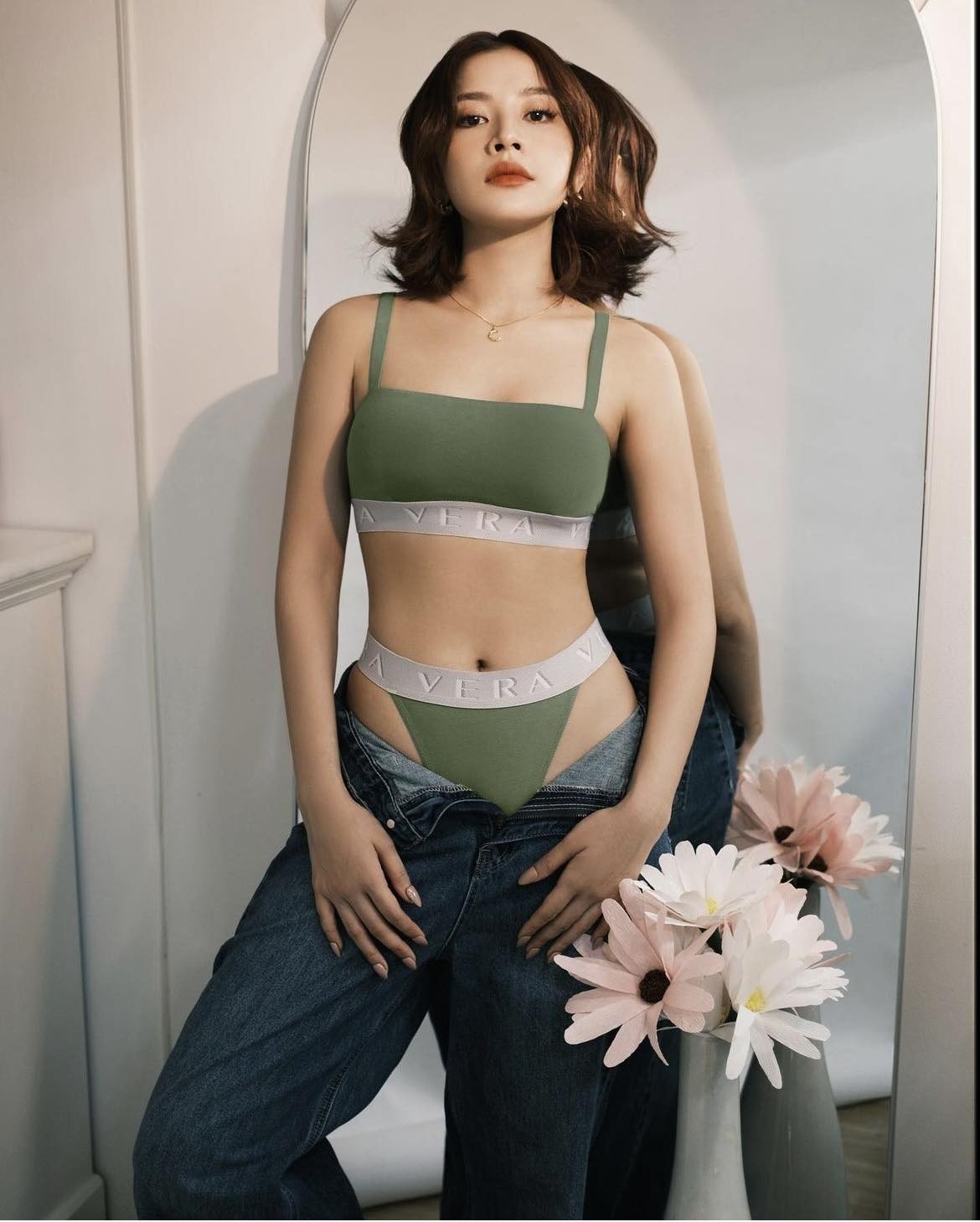 Nàng cựu hotgirl đình đám nhiều lần không ngần ngại diện nội y tạo dáng sexy nóng bỏng