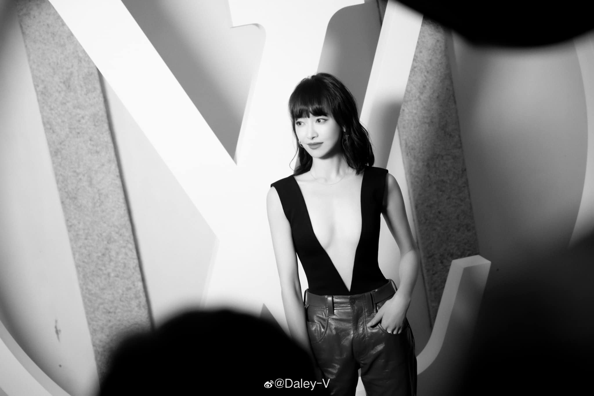 Cựu thành viên f(x) Victoria Tống Thiến khiến dân tình sốc tận óc với chiếc áo xẻ sâu đến tận eo - Ảnh 3