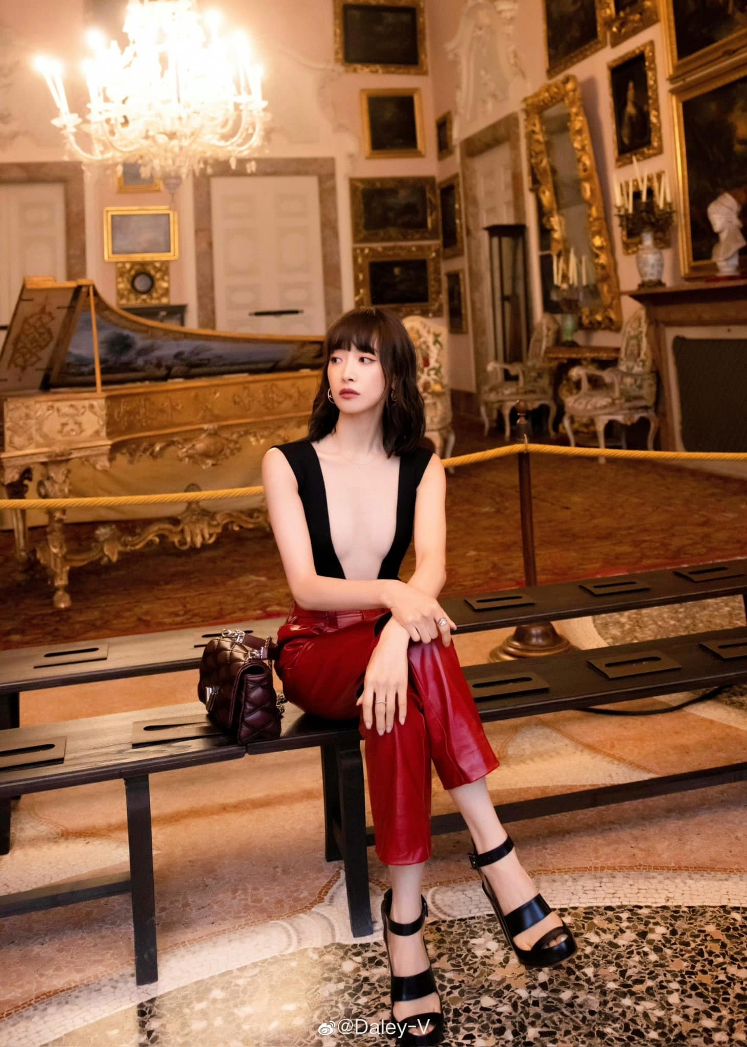 Cựu thành viên f(x) Victoria Tống Thiến khiến dân tình sốc tận óc với chiếc áo xẻ sâu đến tận eo - Ảnh 6