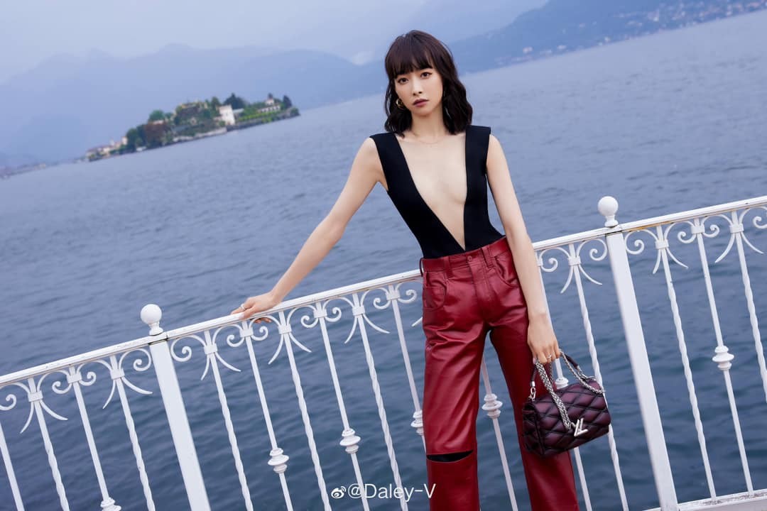 Cựu thành viên f(x) Victoria Tống Thiến khiến dân tình sốc tận óc với chiếc áo xẻ sâu đến tận eo - Ảnh 2