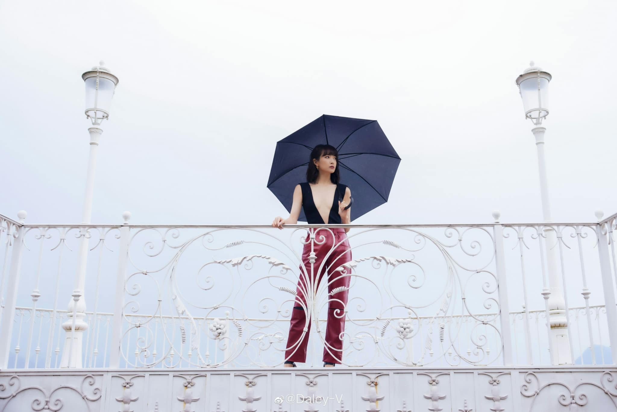 Cựu thành viên f(x) Victoria Tống Thiến khiến dân tình sốc tận óc với chiếc áo xẻ sâu đến tận eo - Ảnh 4