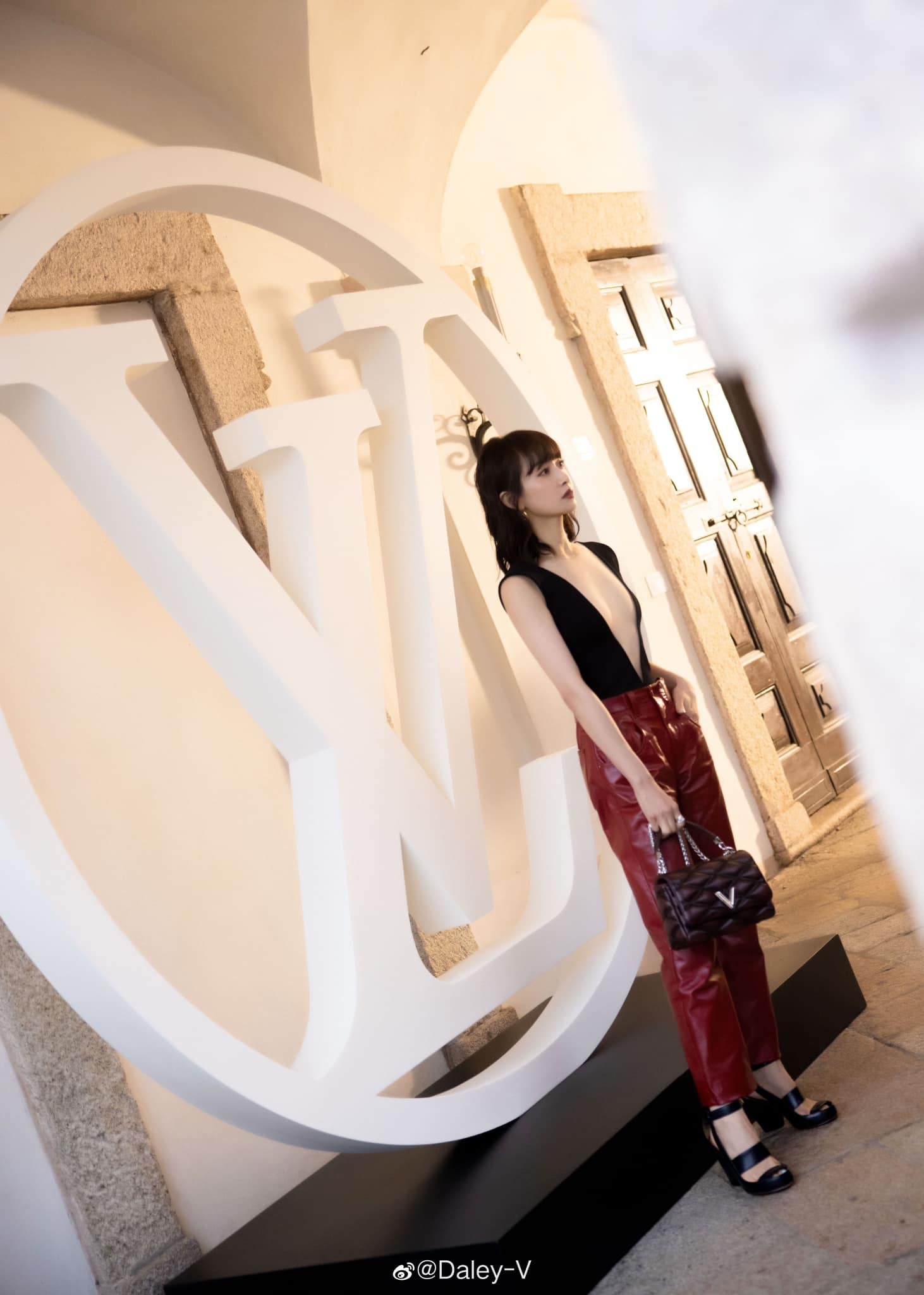 Cựu thành viên f(x) Victoria Tống Thiến khiến dân tình sốc tận óc với chiếc áo xẻ sâu đến tận eo - Ảnh 5