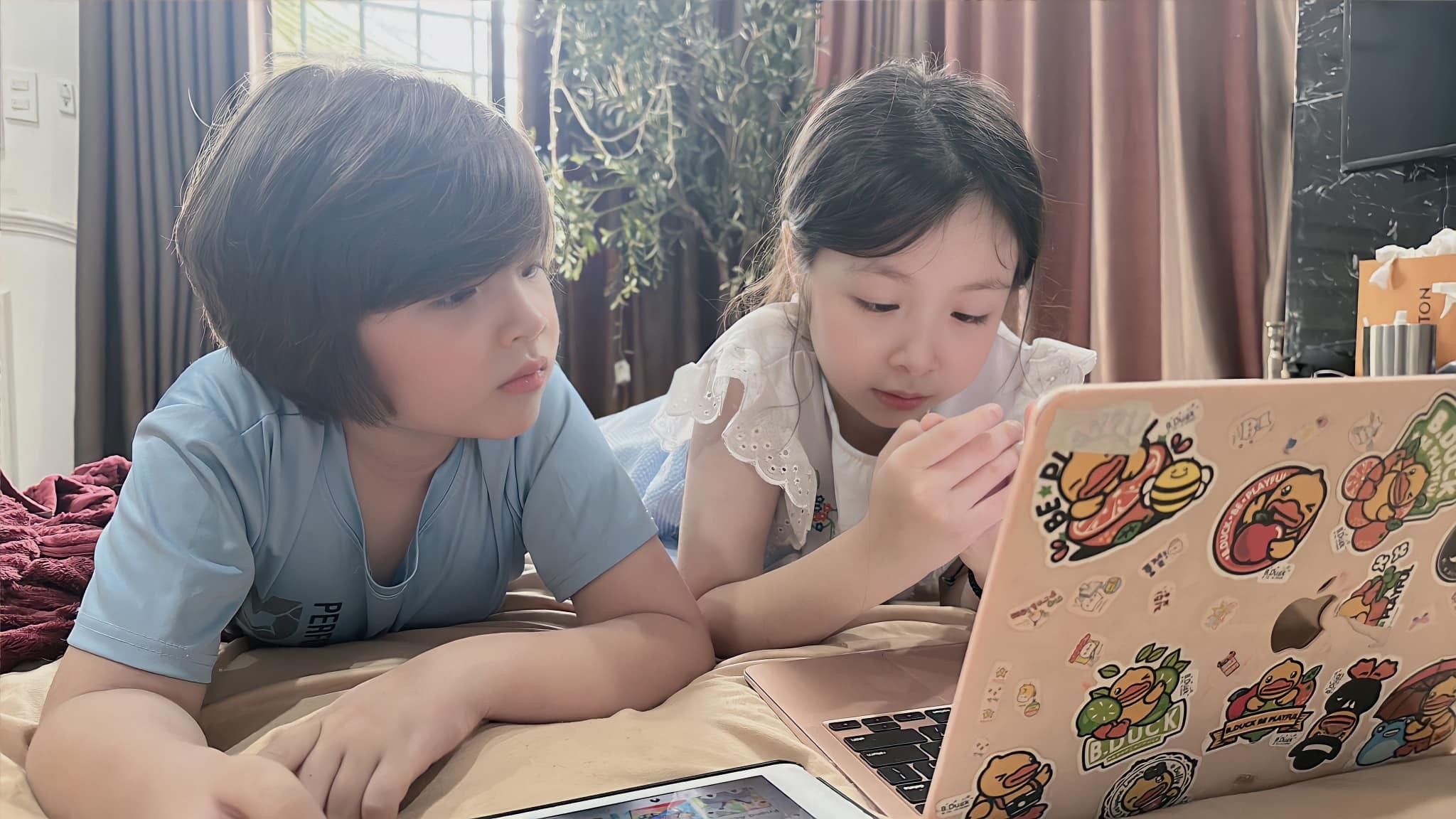 Hai chị em Cadie và Alfie. Ảnh: FBNV