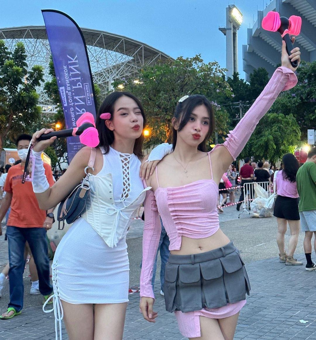 2 nàng hậu Tiểu Vy và Thanh Thuỷ ‘lên đồ’ xúng xính đi concert BLACKPINK - Ảnh 4