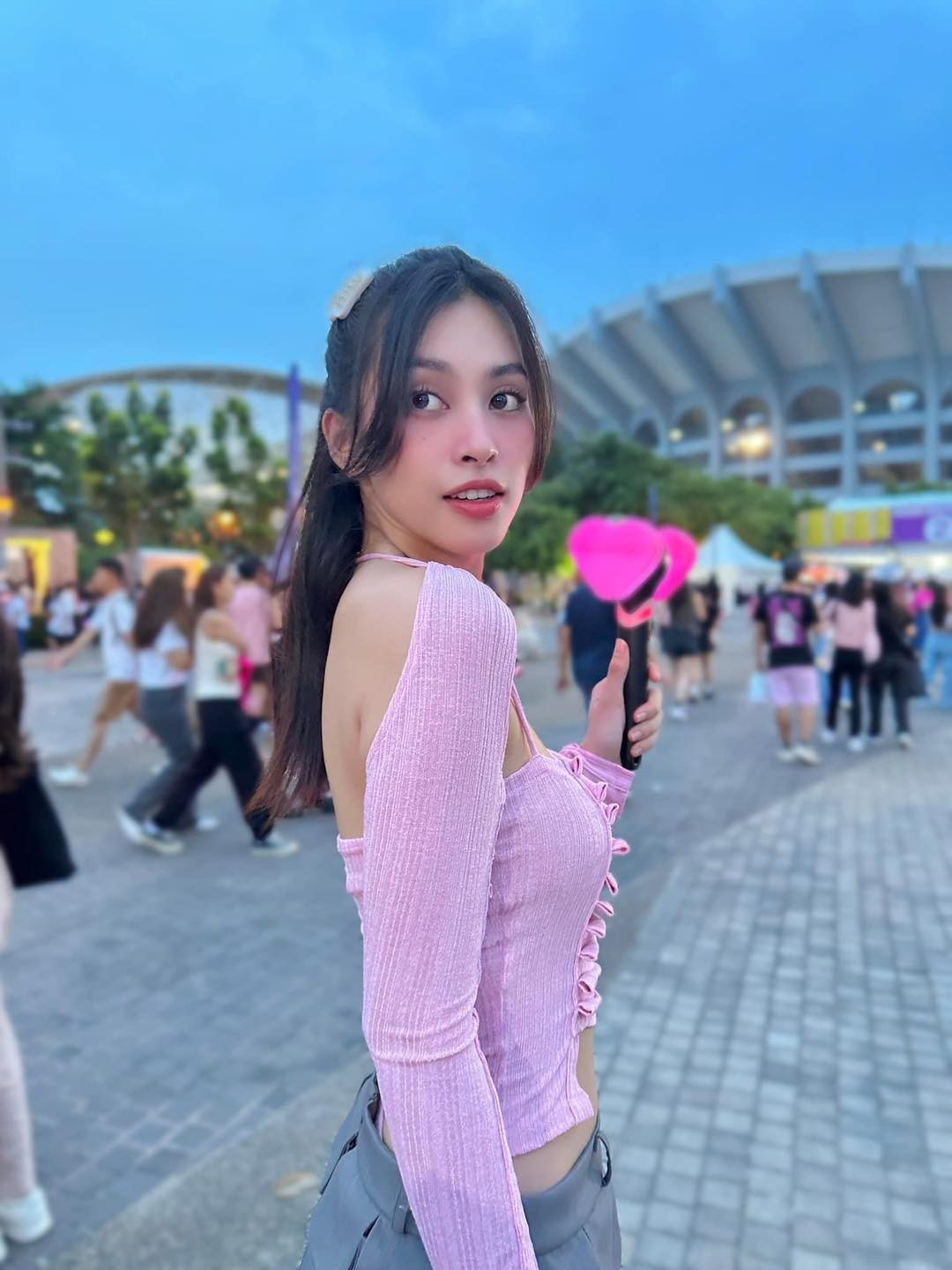 Tiểu Vy diện outfit như idol Kpop trong concert BLACKPINK    
