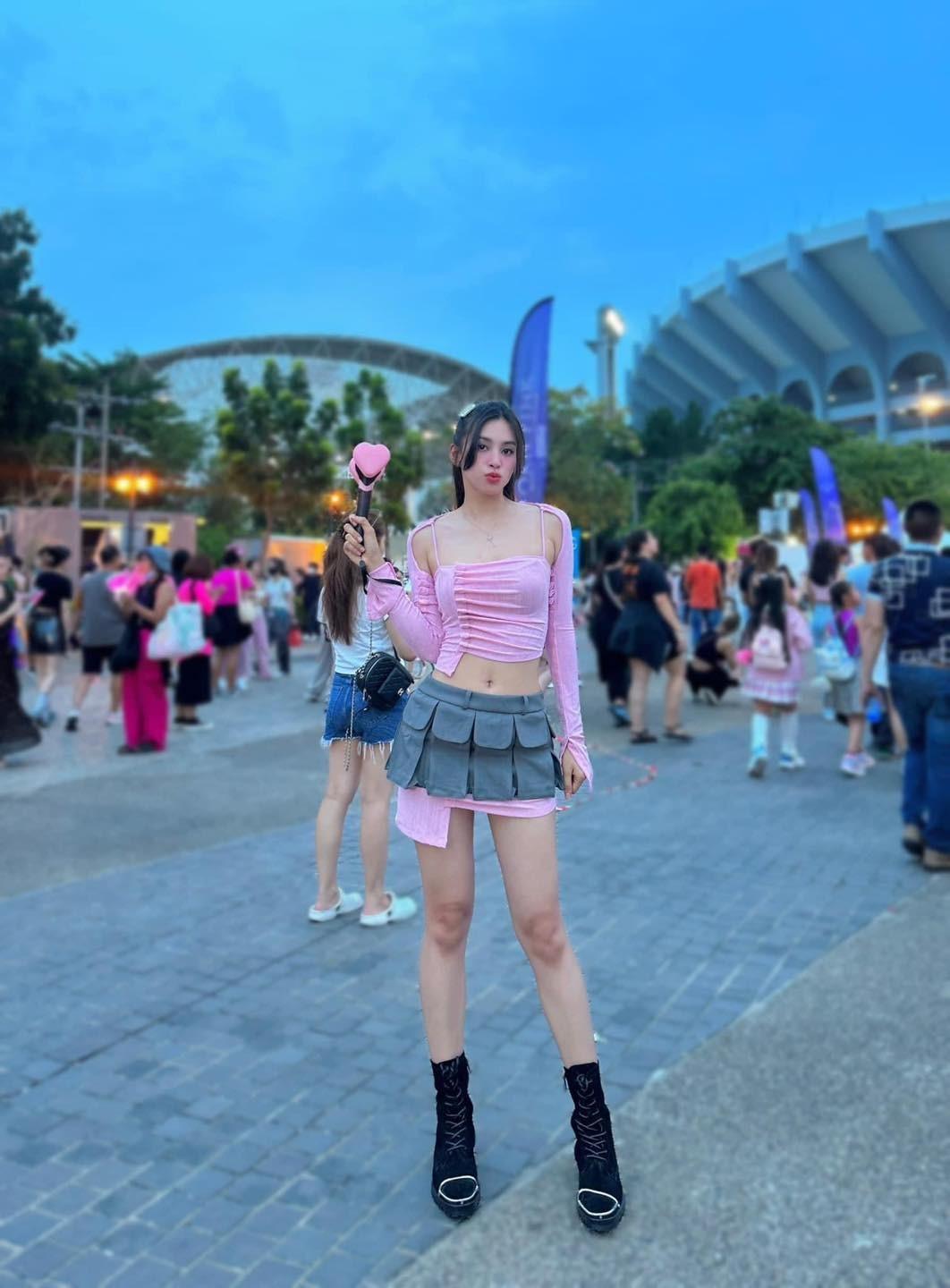 2 nàng hậu Tiểu Vy và Thanh Thuỷ ‘lên đồ’ xúng xính đi concert BLACKPINK - Ảnh 2