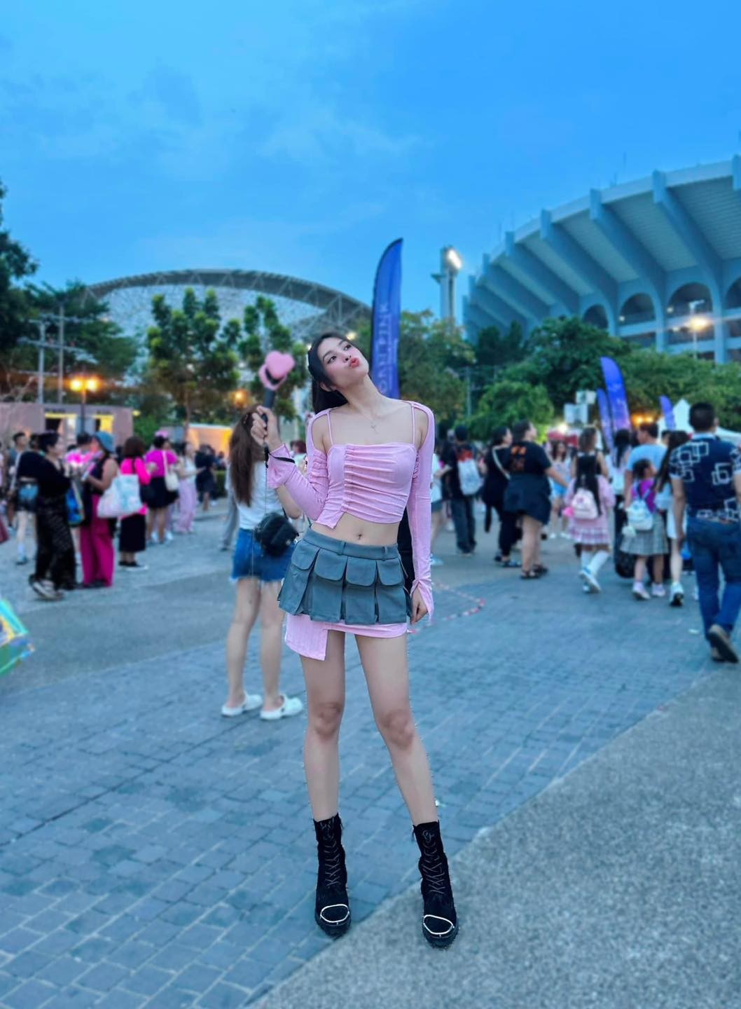  Đôi chân dài miên man khiến dân tình xuýt xoa của Tiểu Vy  