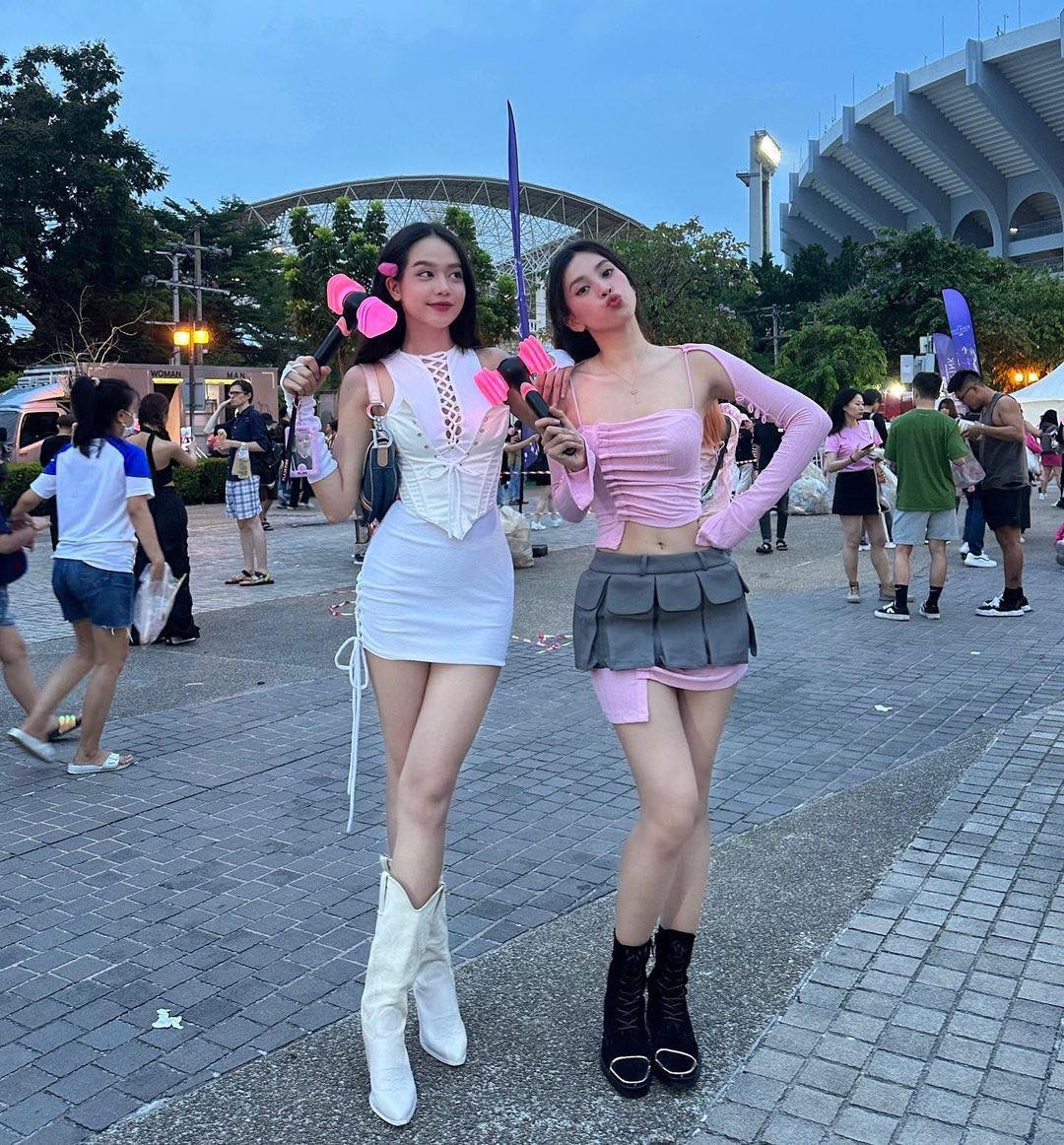 Nhan sắc hai nàng hậu được dân tình khen nức nở.    