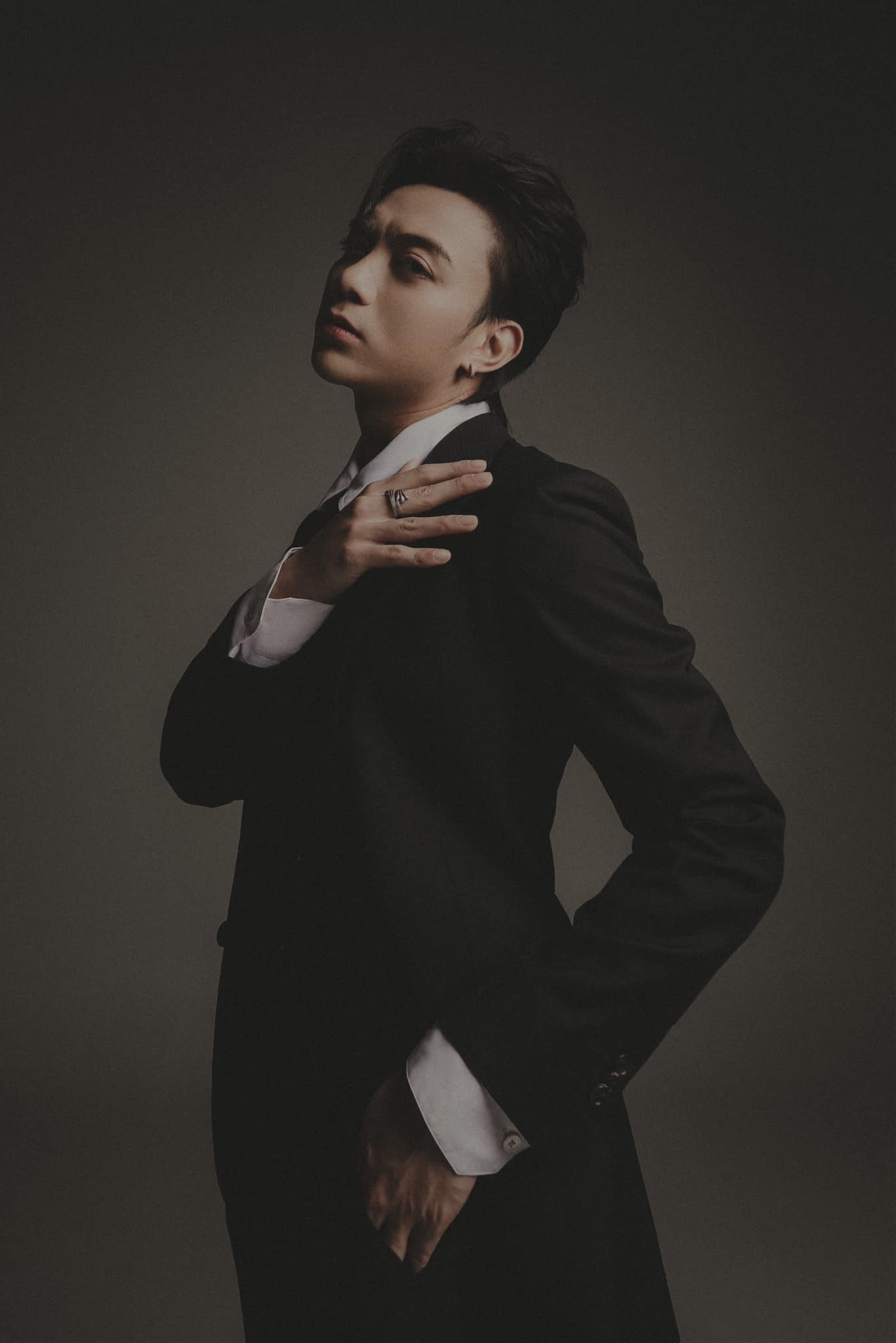 Soobin Hoàng Sơn đăng loạt ảnh mặc vest bảnh bao  