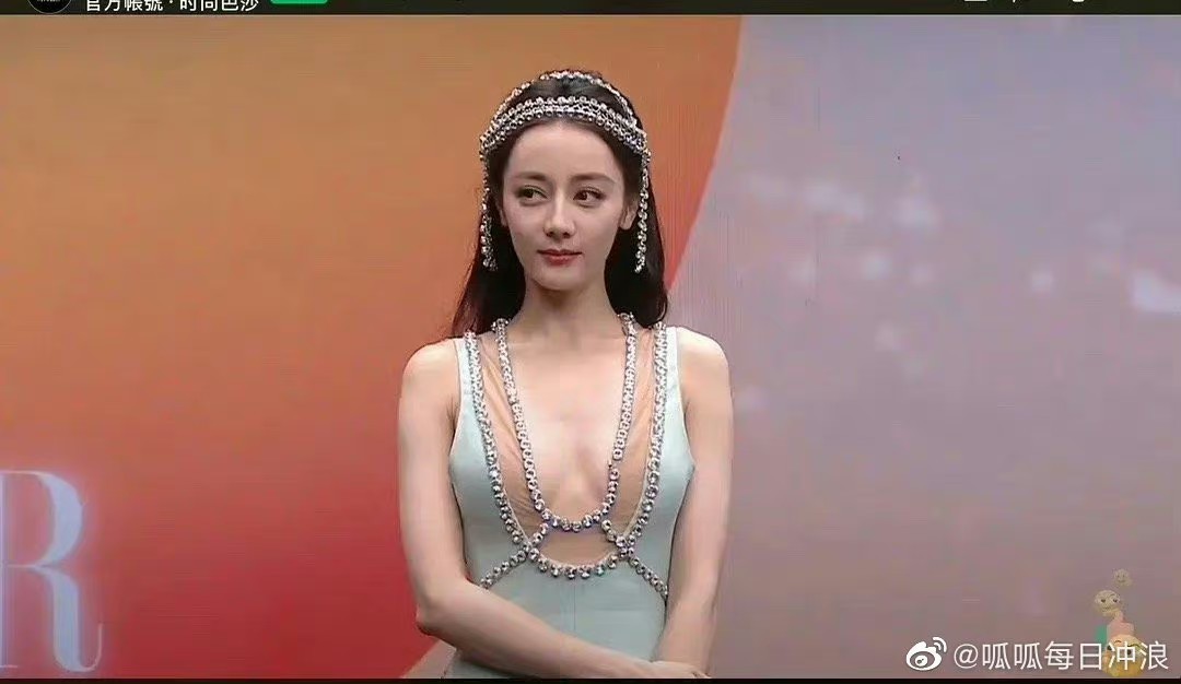 Địch Lệ Nhiệt Ba hóa nàng tiên cá trên thảm đỏ, nhan sắc ra sao mà netizen tranh cãi dữ dội? - Ảnh 9 Địch Lệ Nhiệt Ba hóa nàng tiên cá trên thảm đỏ, nhan sắc ra sao mà netizen tranh cãi dữ dội? - Ảnh 9