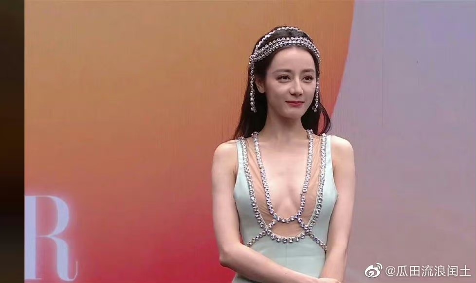 Địch Lệ Nhiệt Ba hóa nàng tiên cá trên thảm đỏ, nhan sắc ra sao mà netizen tranh cãi dữ dội? - Ảnh 8 Địch Lệ Nhiệt Ba hóa nàng tiên cá trên thảm đỏ, nhan sắc ra sao mà netizen tranh cãi dữ dội? - Ảnh 8