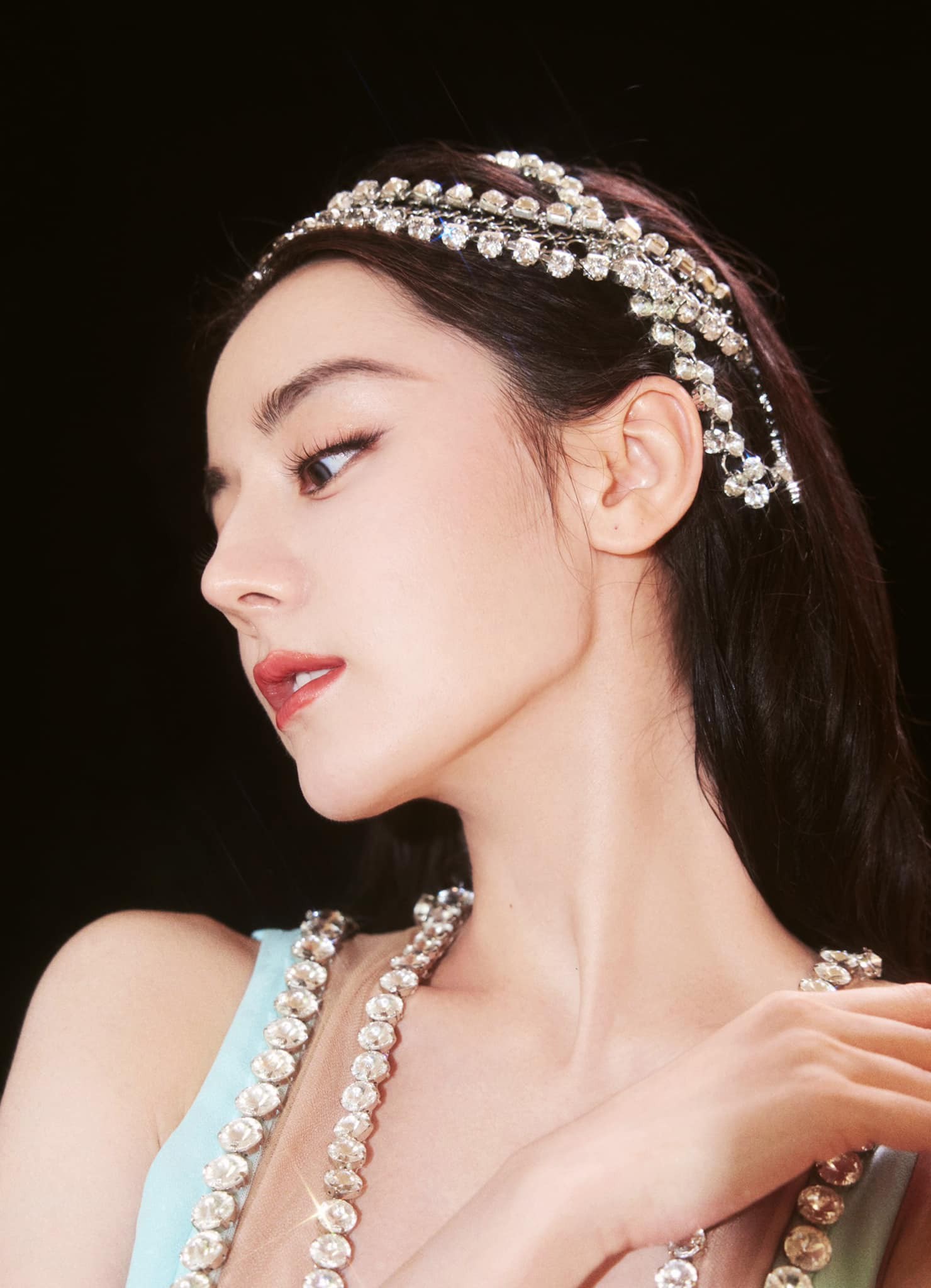 Địch Lệ Nhiệt Ba hóa nàng tiên cá trên thảm đỏ, nhan sắc ra sao mà netizen tranh cãi dữ dội? - Ảnh 6 Địch Lệ Nhiệt Ba hóa nàng tiên cá trên thảm đỏ, nhan sắc ra sao mà netizen tranh cãi dữ dội? - Ảnh 6