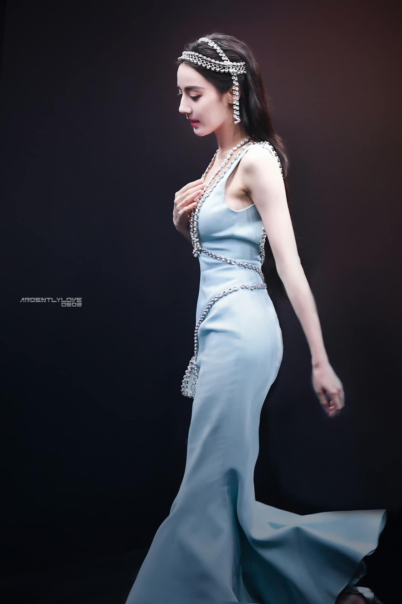 Visual của nàng mỹ nữ Tân Cương được ví với nàng tiên cá. Ảnh: Weibo