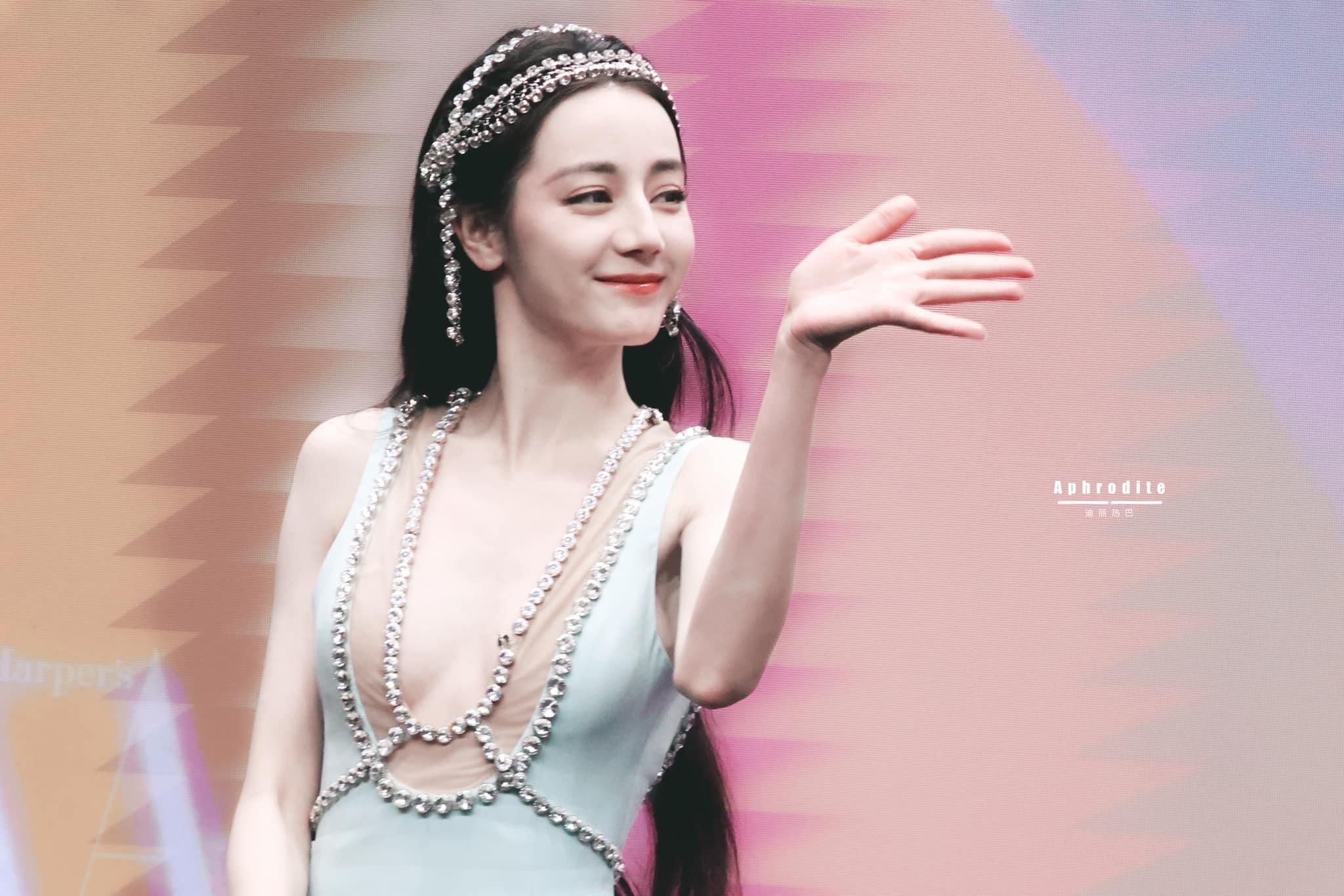 Địch Lệ Nhiệt Ba hóa nàng tiên cá trên thảm đỏ, nhan sắc ra sao mà netizen tranh cãi dữ dội? - Ảnh 3 Địch Lệ Nhiệt Ba hóa nàng tiên cá trên thảm đỏ, nhan sắc ra sao mà netizen tranh cãi dữ dội? - Ảnh 3