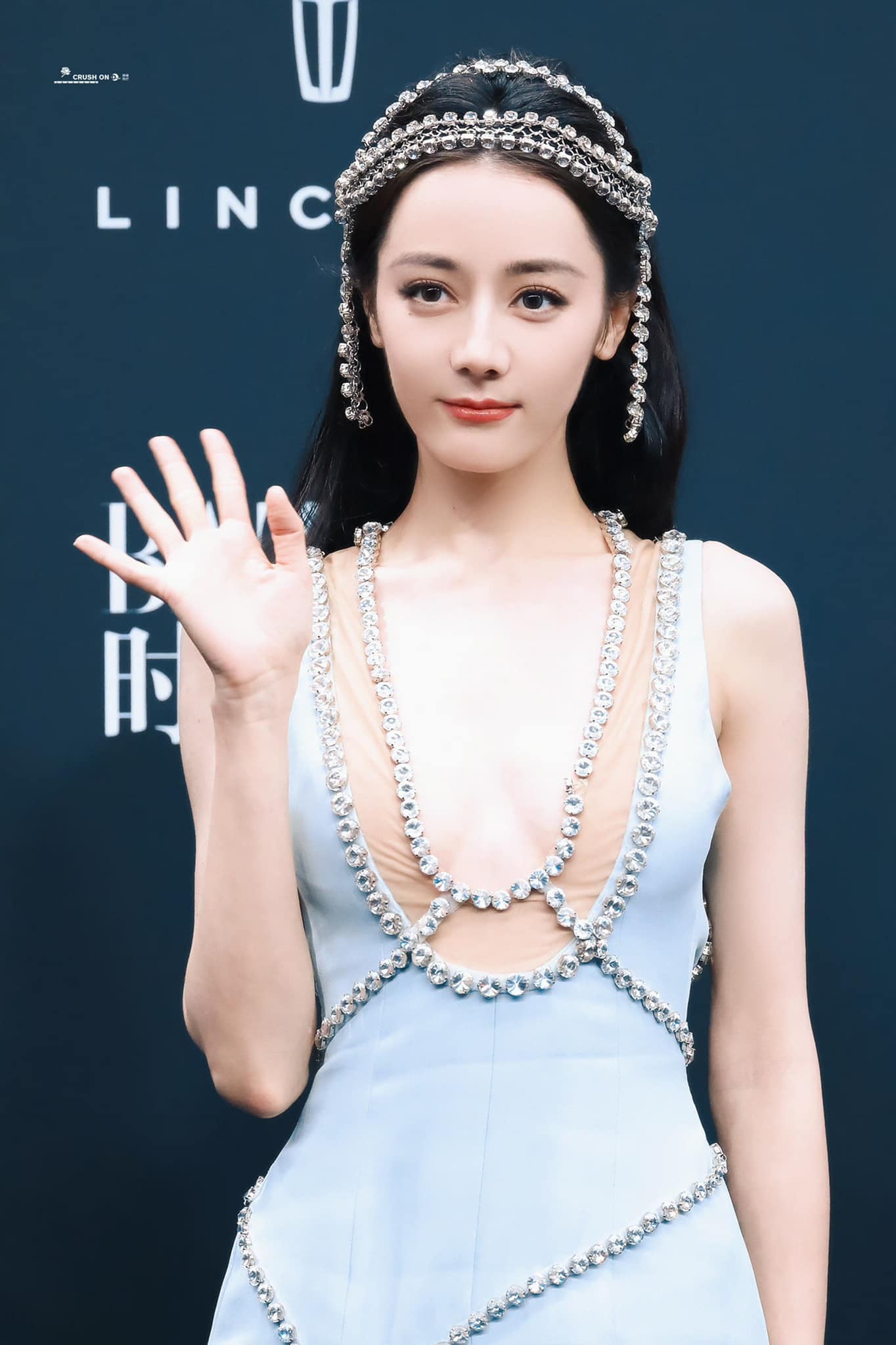 Địch Lệ Nhiệt Ba hóa nàng tiên cá trên thảm đỏ, nhan sắc ra sao mà netizen tranh cãi dữ dội? - Ảnh 5 Địch Lệ Nhiệt Ba hóa nàng tiên cá trên thảm đỏ, nhan sắc ra sao mà netizen tranh cãi dữ dội? - Ảnh 5