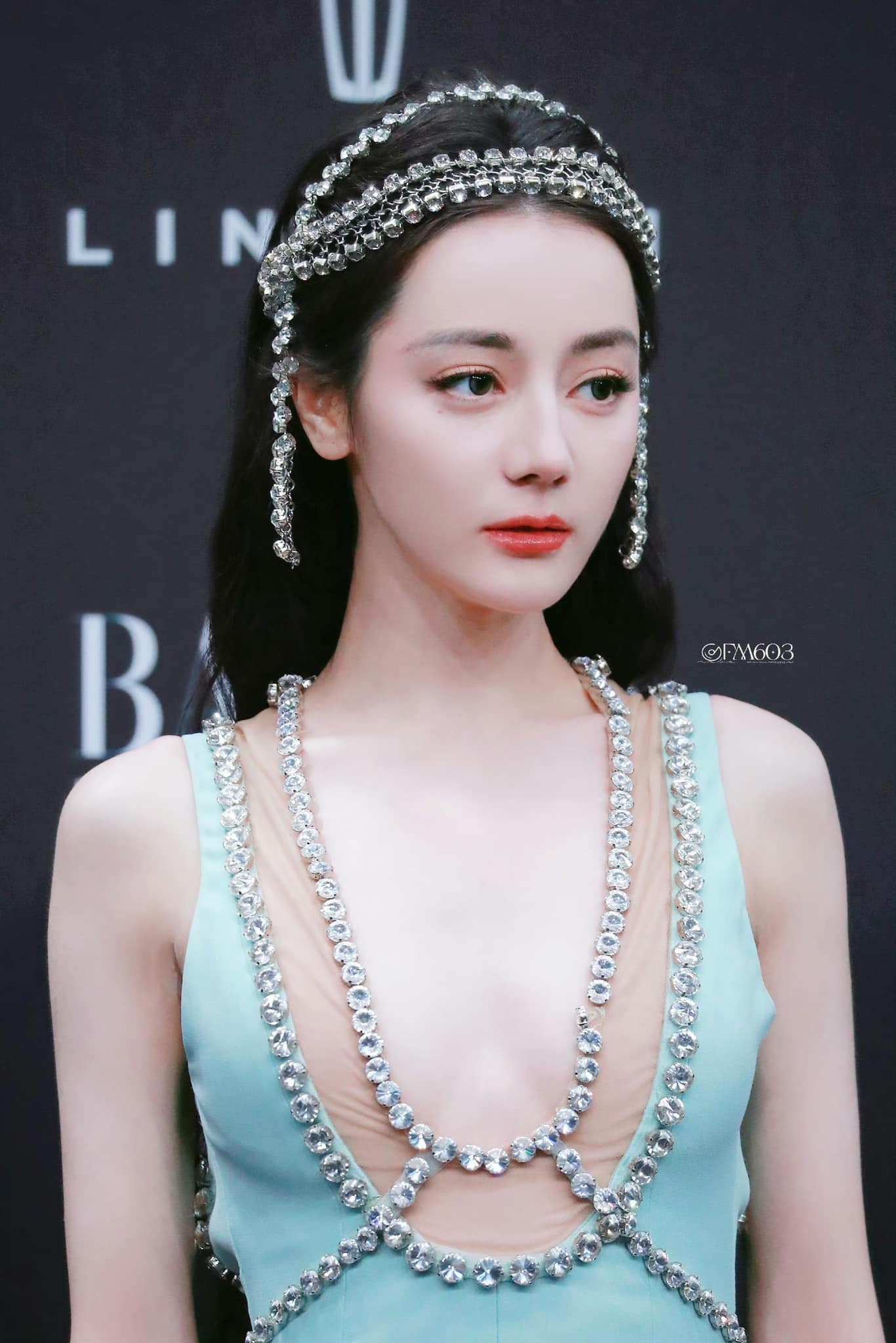 Địch Lệ Nhiệt Ba hóa nàng tiên cá trên thảm đỏ, nhan sắc ra sao mà netizen tranh cãi dữ dội? - Ảnh 1 Địch Lệ Nhiệt Ba hóa nàng tiên cá trên thảm đỏ, nhan sắc ra sao mà netizen tranh cãi dữ dội? - Ảnh 1