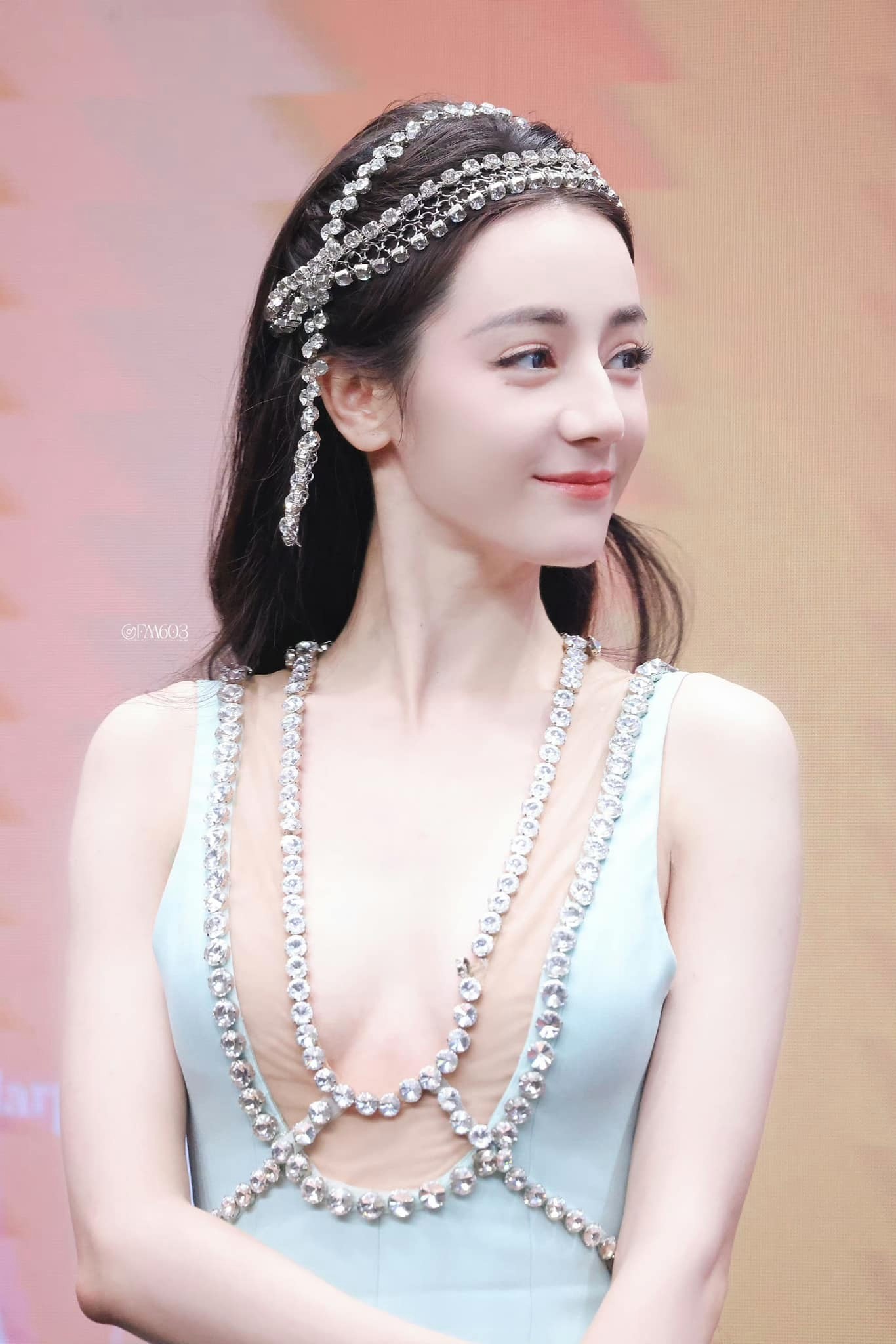 Địch Lệ Nhiệt Ba gây bão tại thảm đỏ Bazaar. Ảnh: Weibo