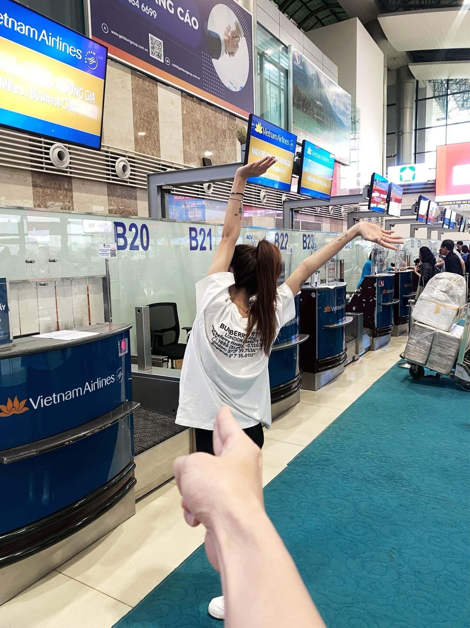 Phương Ly tự nhận là 'em bé', tung loạt ảnh hack tuổi đỉnh cao khiến dân tình trầm trồ - Ảnh 9