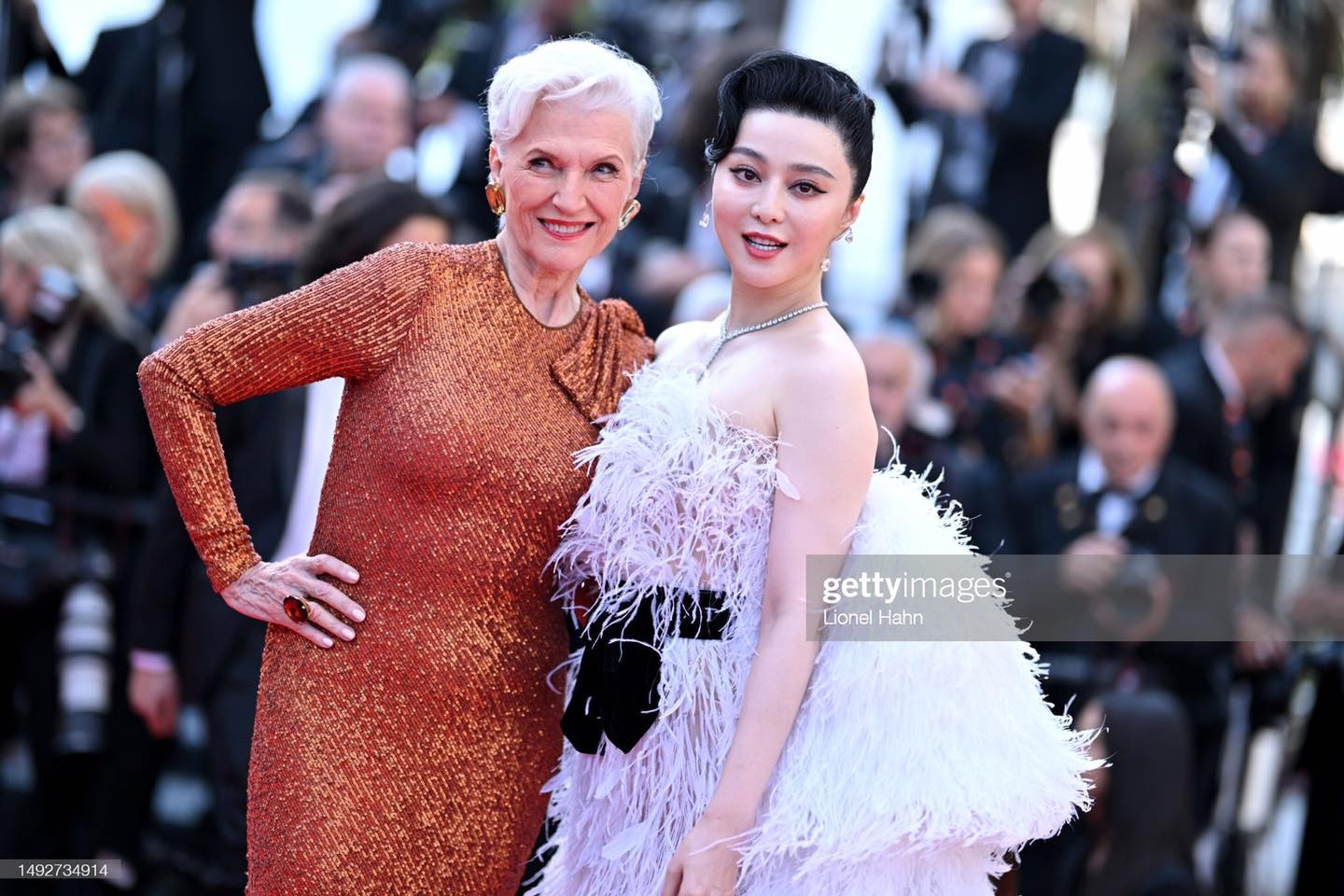 Ở một khoảnh khắc khác khi chụp với mẹ của tỷ phú Elon Musk, Phạm Băng Băng tiếp tục lộ khuyết điểm bắp tay ngấn mỡ